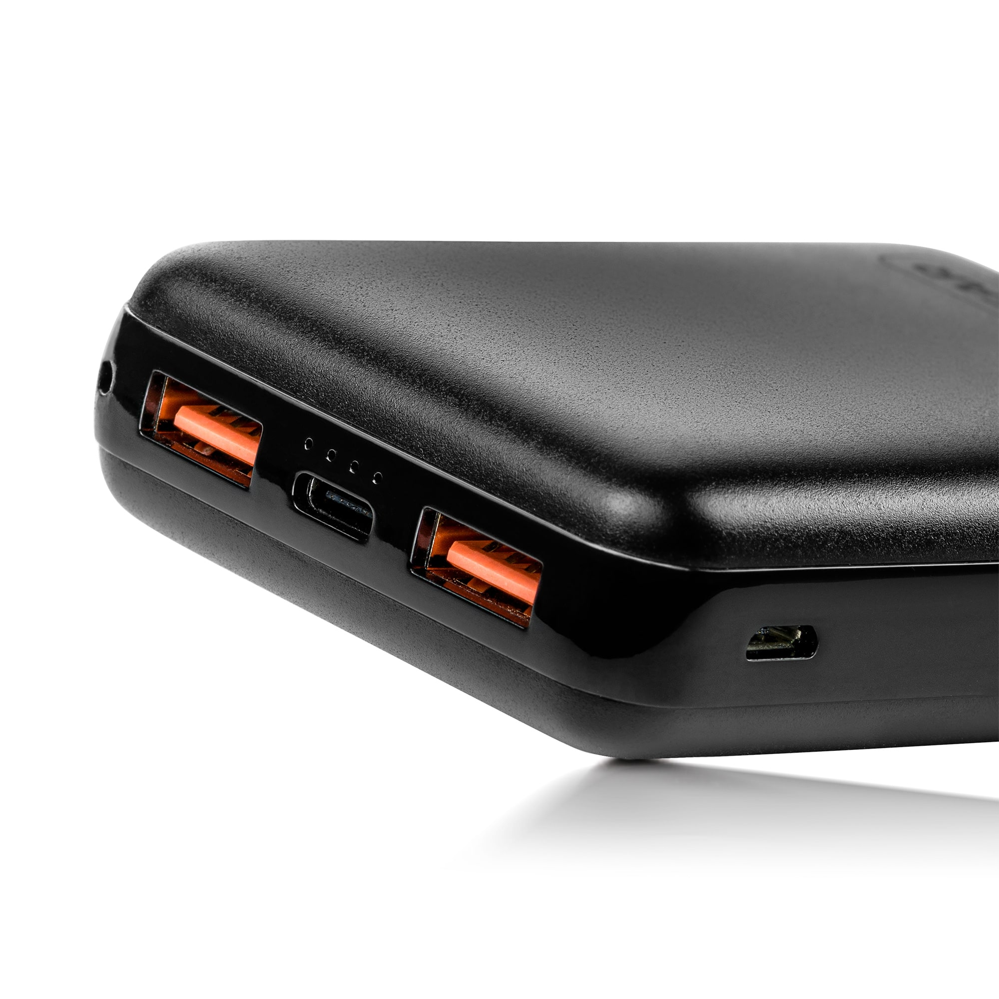 Een zwarte powerbank met oranje USB-poorten. Het heeft een USB-C-poort.