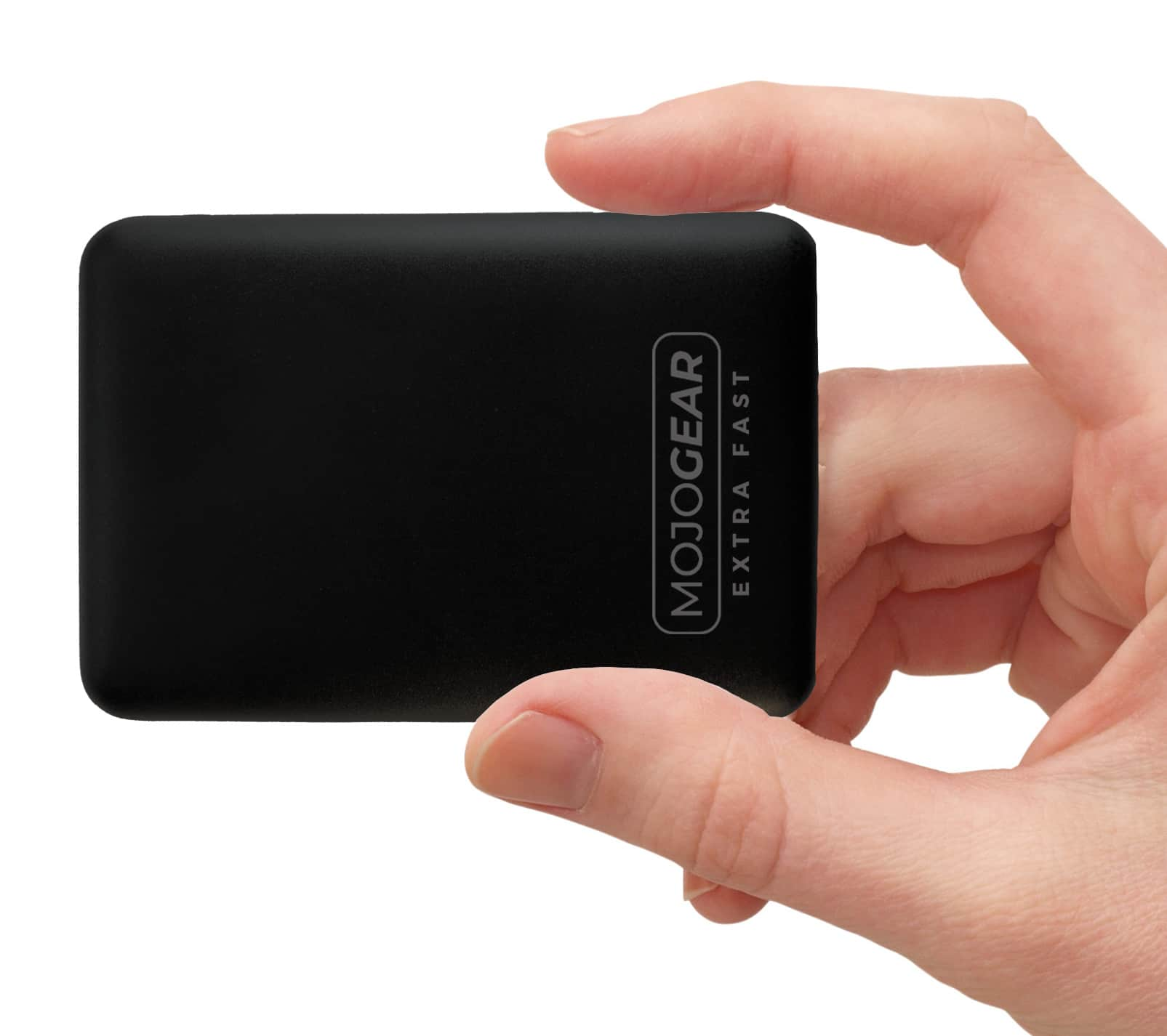 Hand die een zwarte, rechthoekige externe harde schijf vasthoudt met het label 'MOJOGEAR EXTRA FAST'.