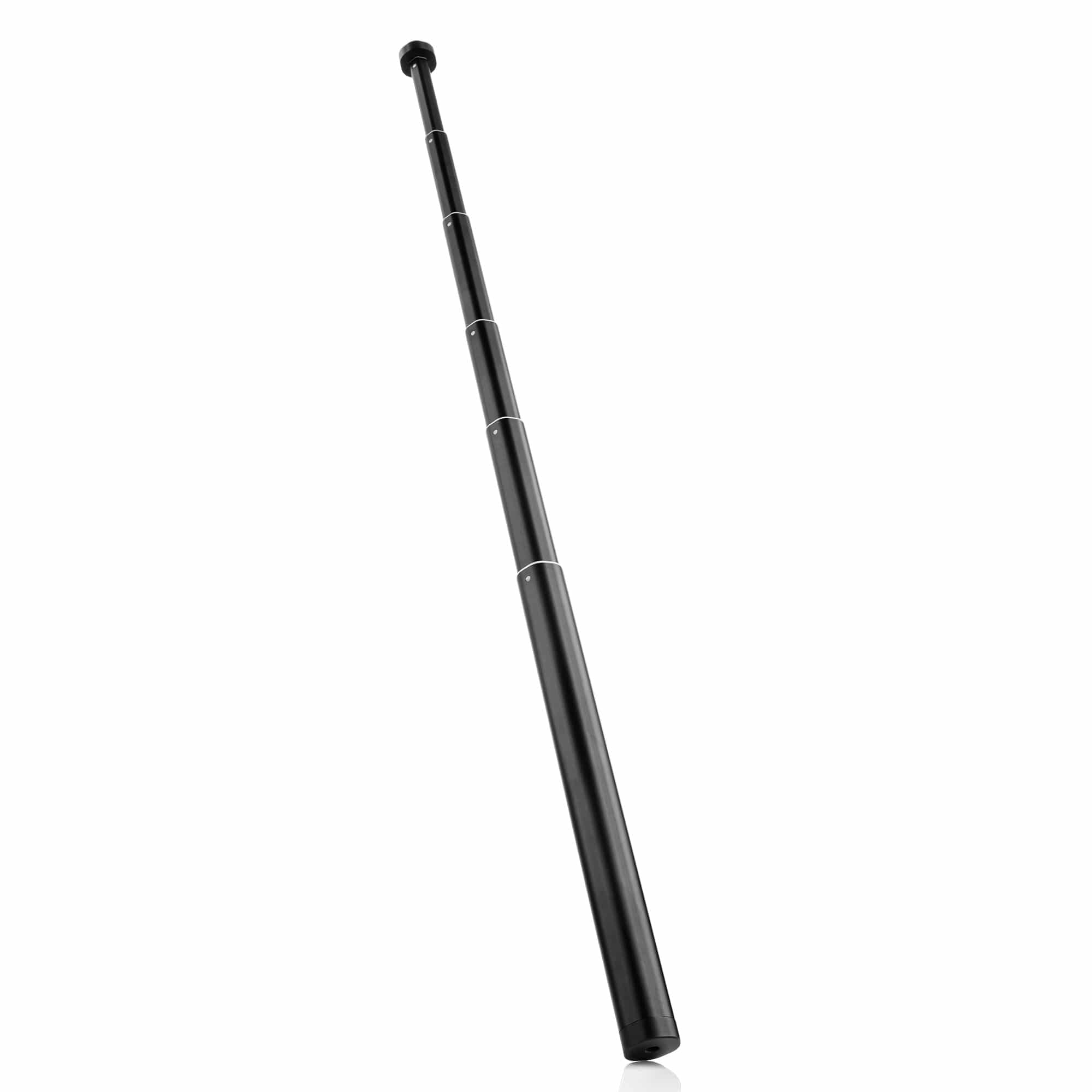 Antenne noire extensible sur fond blanc. Elle est entièrement déployée. Le dessus a un capuchon noir.