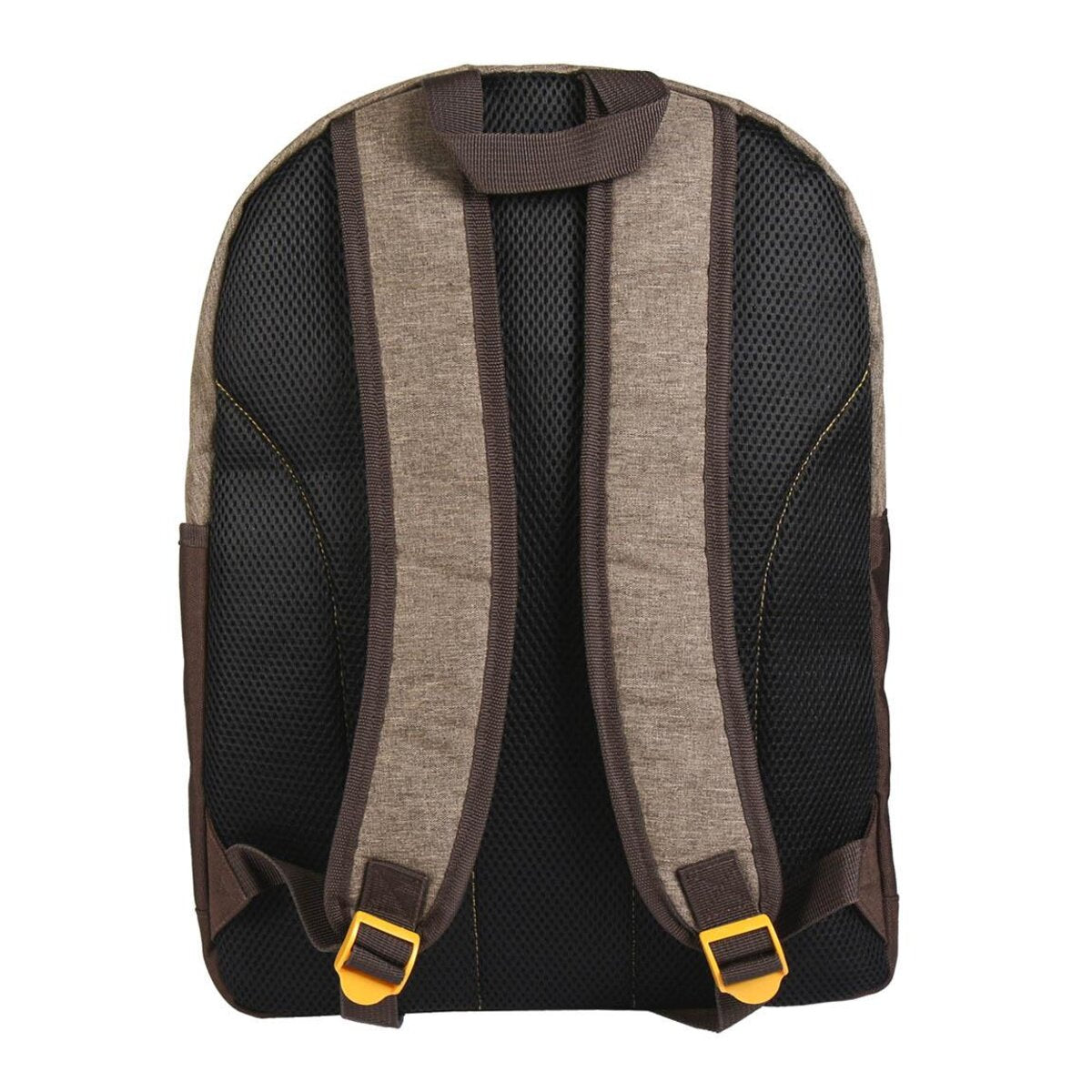 Mochila con color marrón y negro. Correas y malla. Hebillas amarillas. Desde atrás.