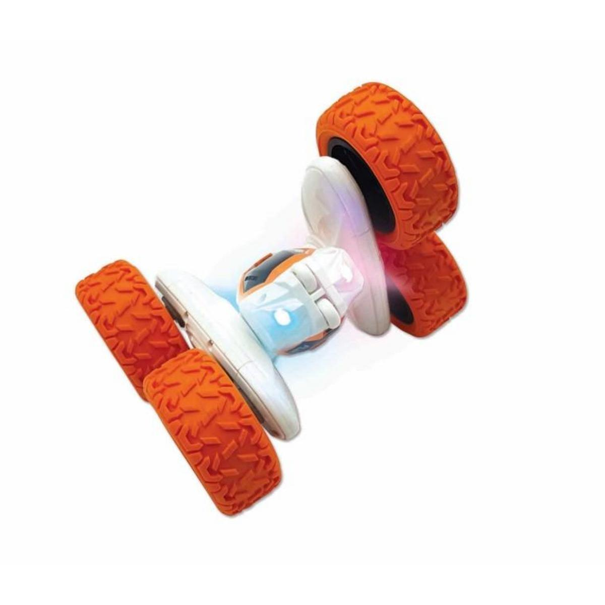 Un robot de juguete con ruedas naranjas y cuerpo blanco girando. Una luz azul es visible.