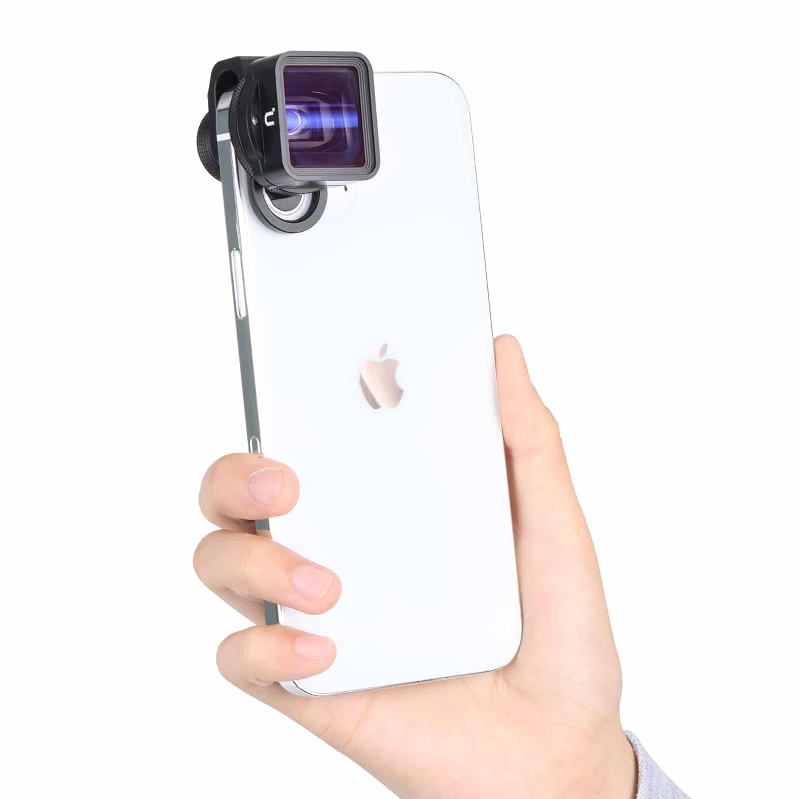 Une personne tenant un téléphone blanc avec un objectif noir, sur fond blanc.