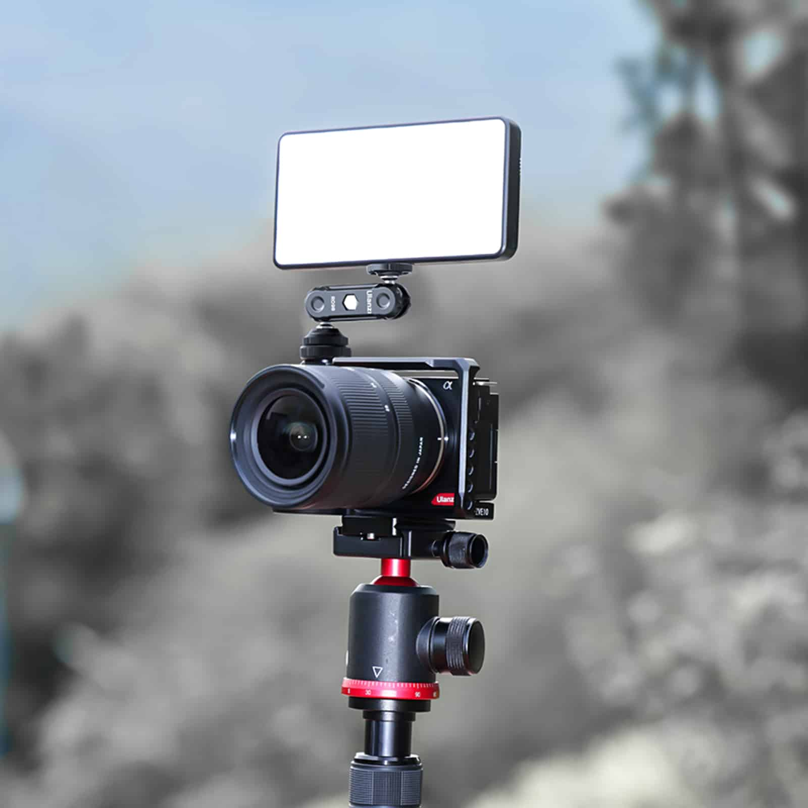 Ustawienie aparatu na statywie z panelem świetlnym, zrobione na rozmytym tle.