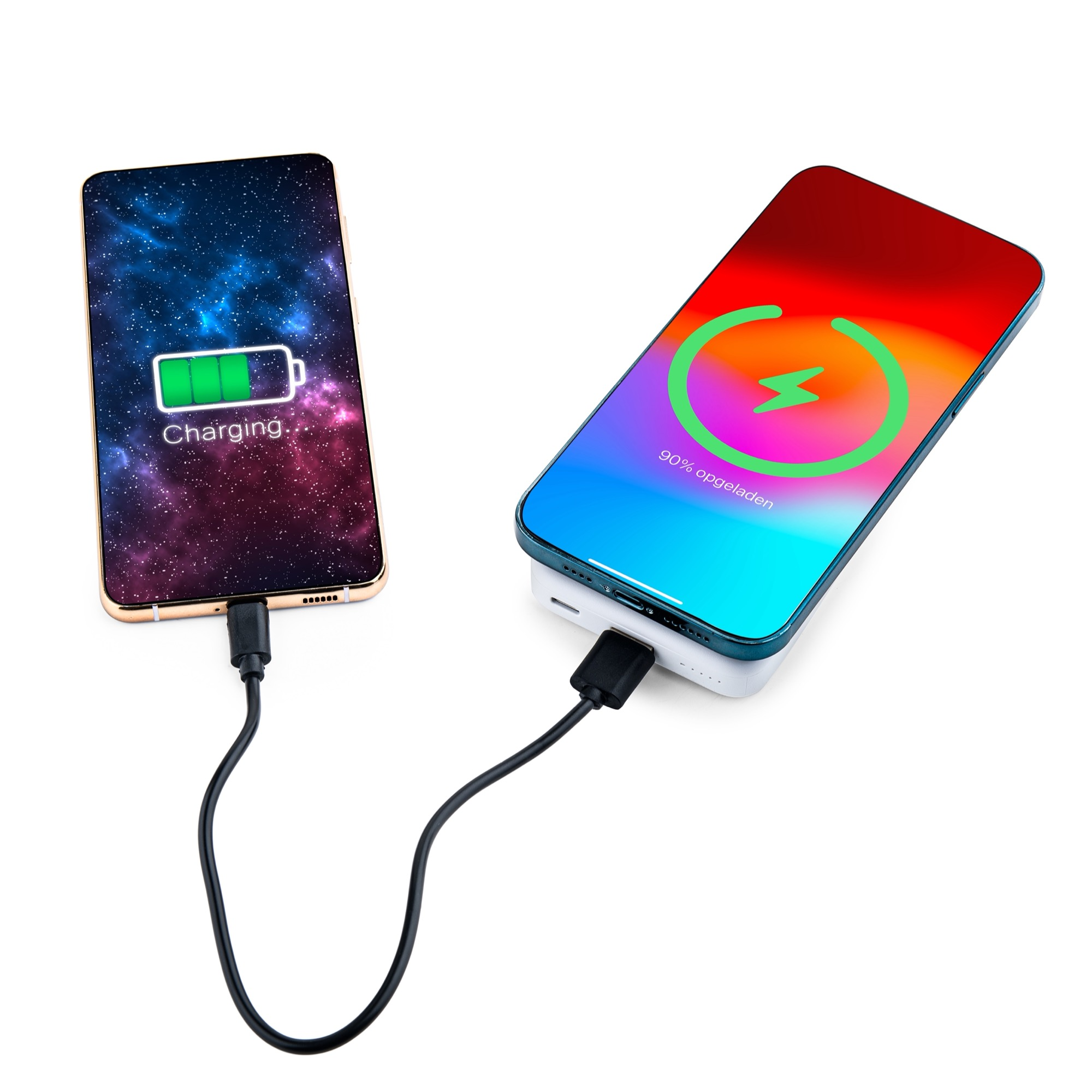 Twee telefoons, de ene laadt de andere op. Zwarte kabels verbinden ze. Witte achtergrond.