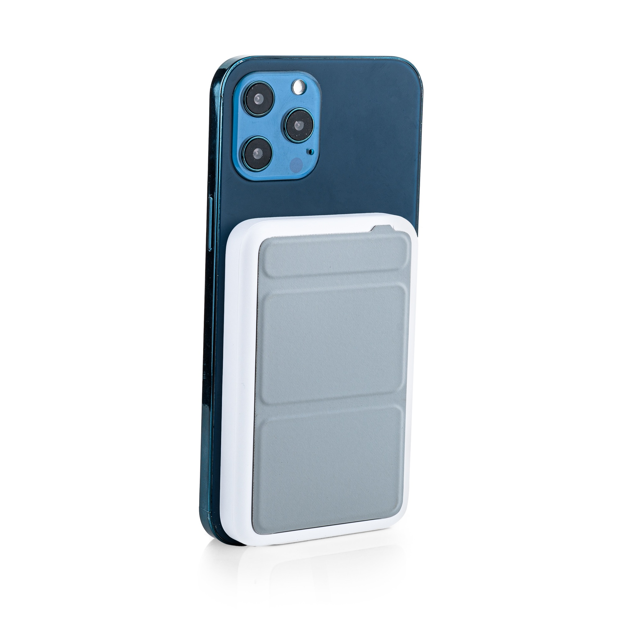 Een blauwe telefoon met een grijze kaarthouder aan de achterkant.