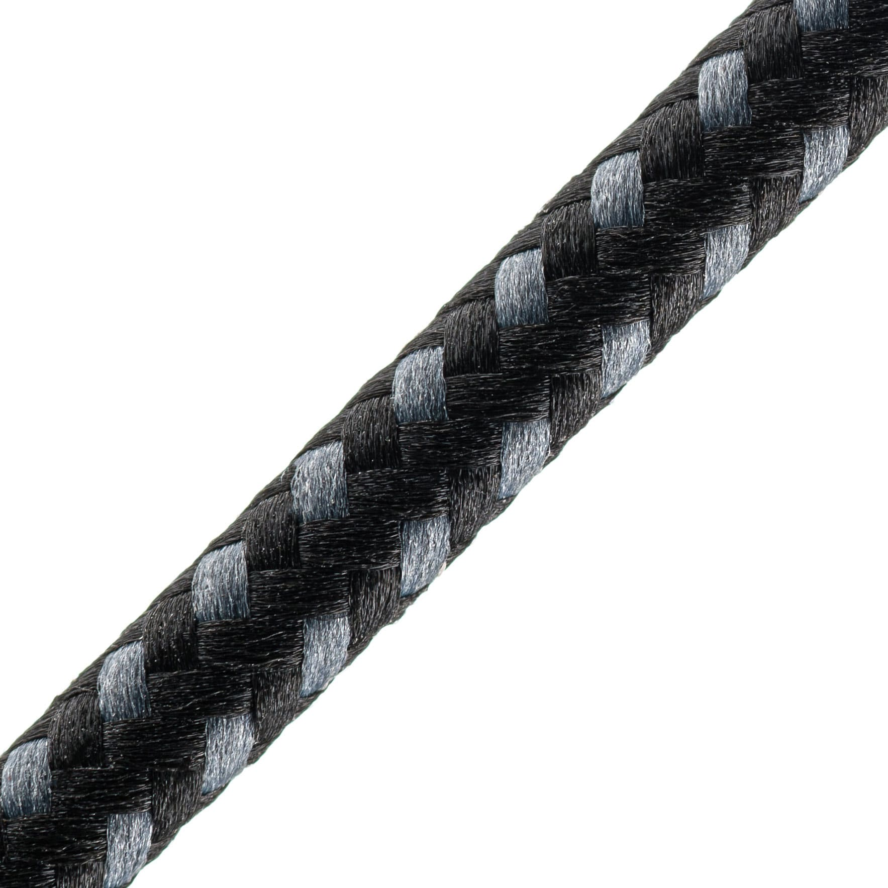 Une corde tressée noire et grise, en diagonale sur un fond blanc, en gros plan.