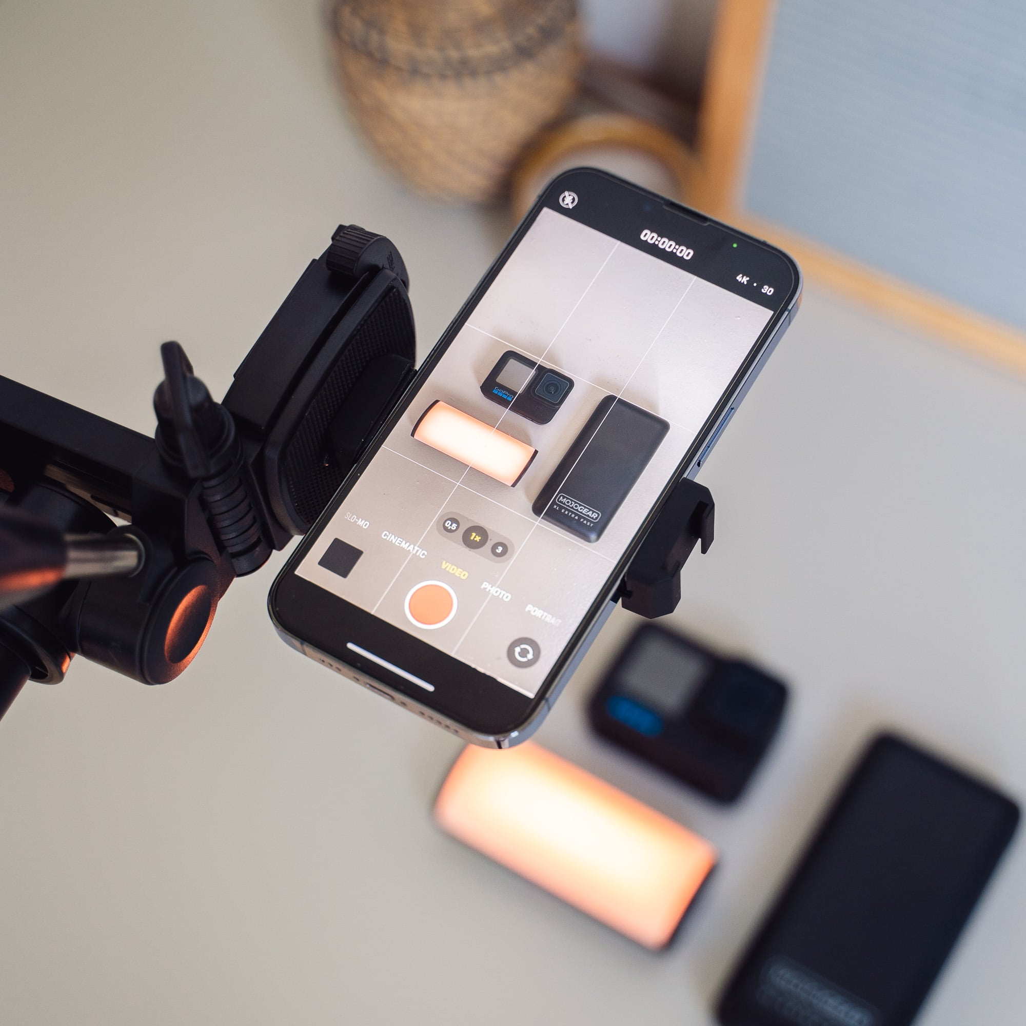 Telefoon met scherm waarop camera's worden weergegeven. Andere camera's en lichten op het oppervlak.