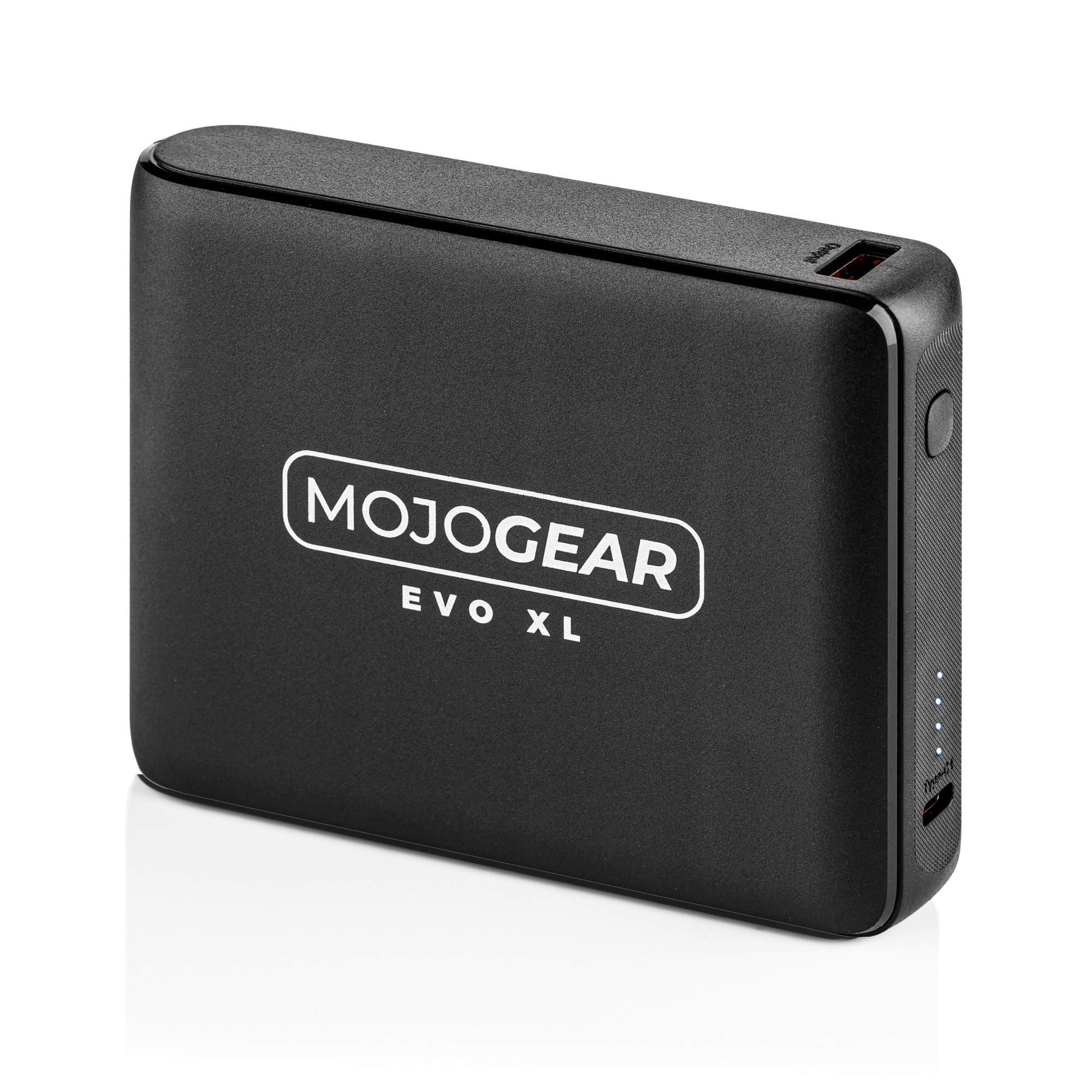 Batterie externe noire avec logo blanc, vue en angle. Elle a deux ports et un bouton d'alimentation.