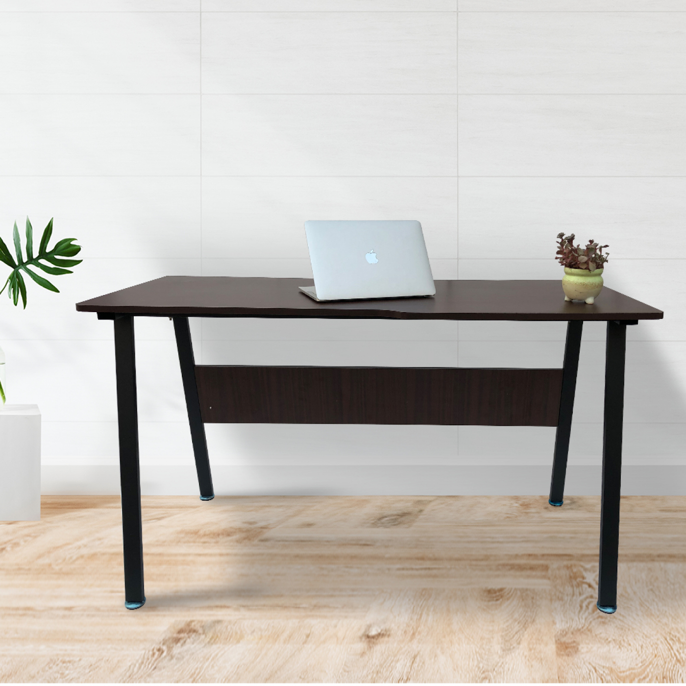 Een houten bureau met een laptop en een plant. Het bureau heeft zwarte poten en een houten blad.