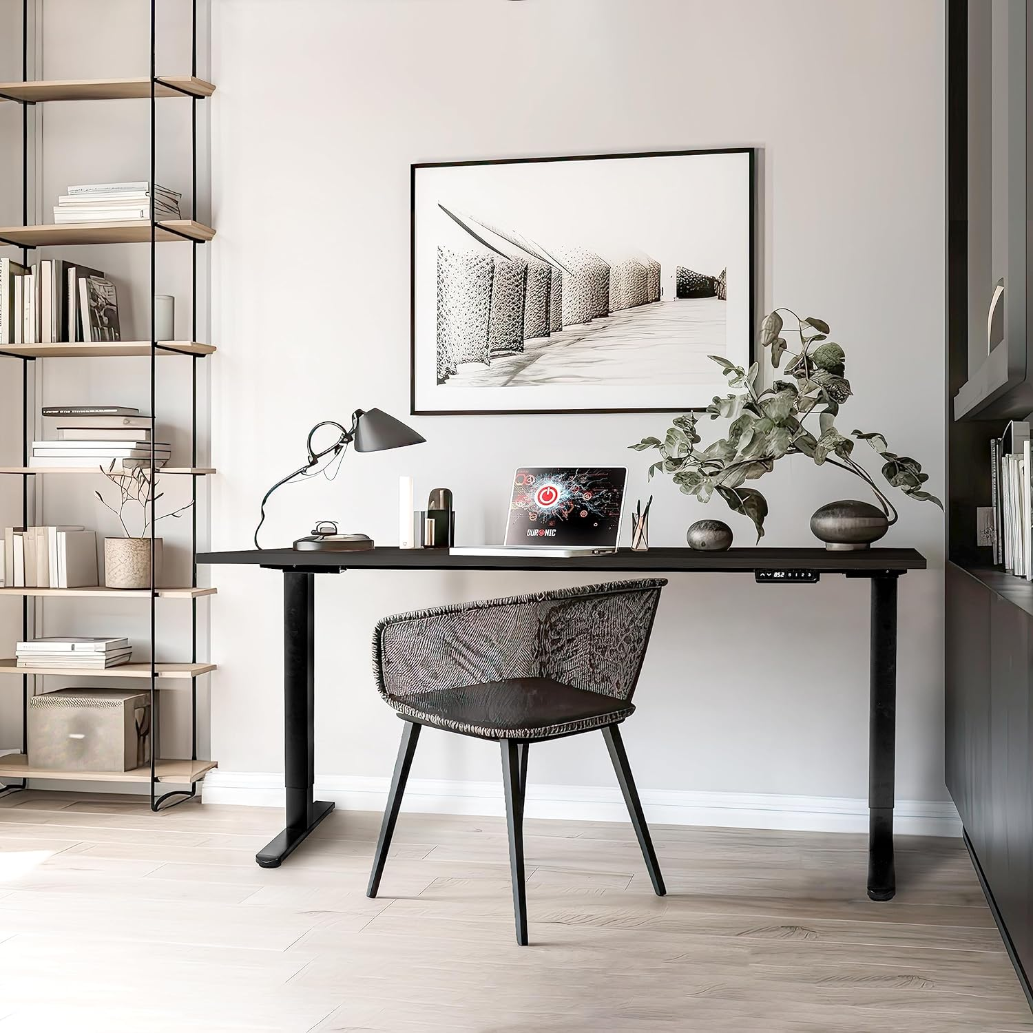 Modernes Homeoffice mit schwarzem Schreibtisch, Stuhl, Laptop und einem Regal mit Büchern und Dekoration.
