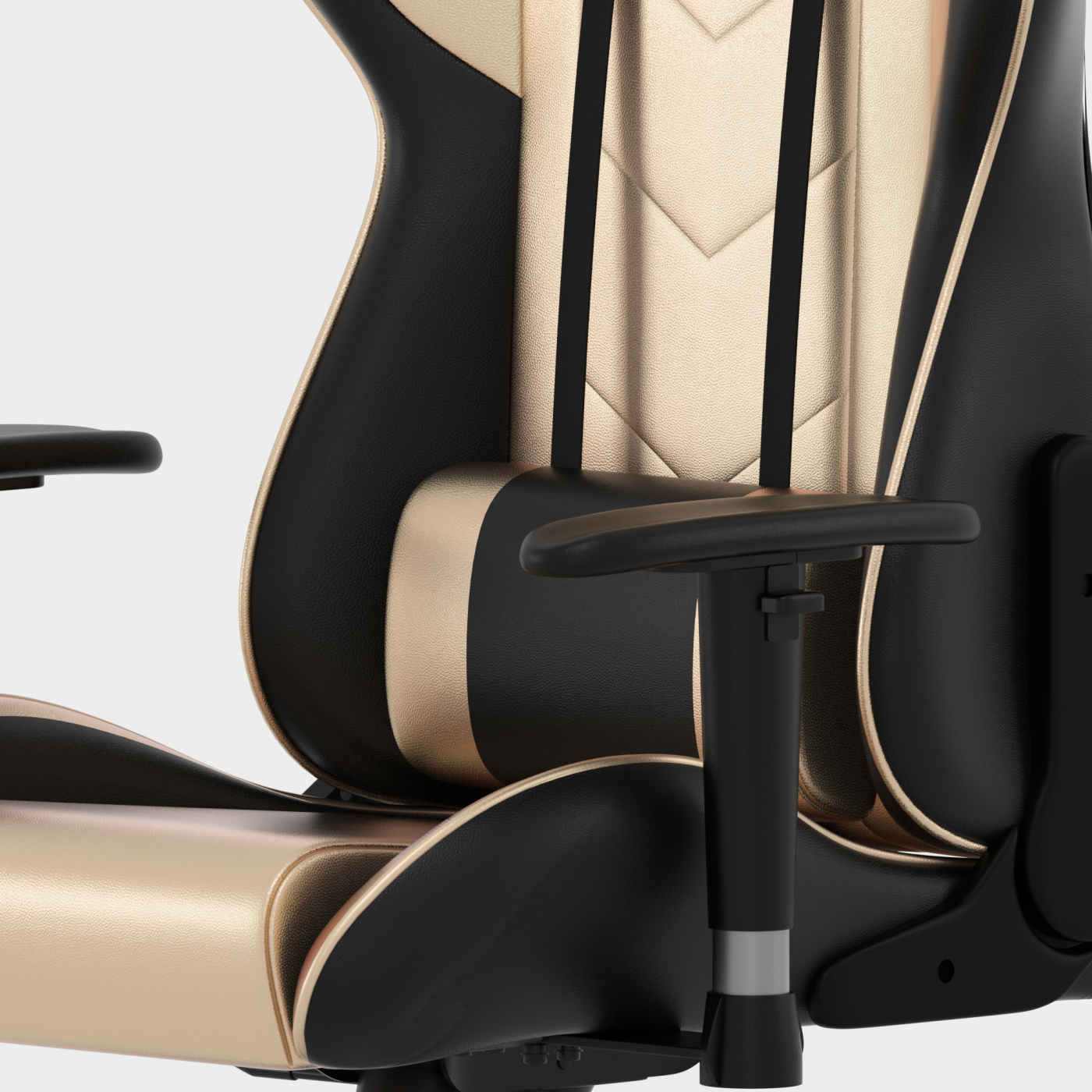 Zwarte en gouden gamingstoel. Armleuningen en rugleuning zichtbaar, witte achtergrond.