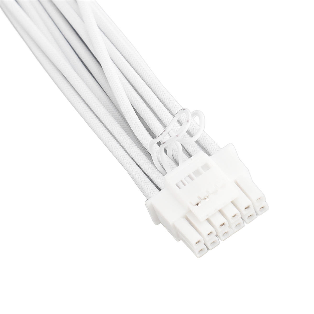 Nahaufnahme von weißen Netzkabeln mit einem Stecker.