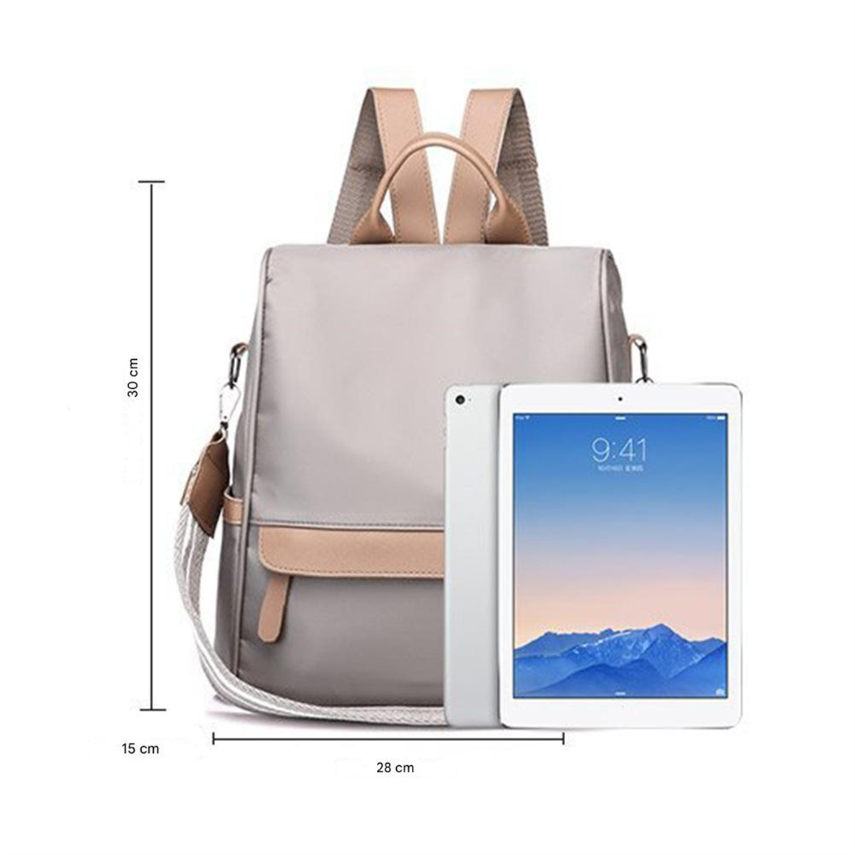 Grauer Rucksack mit beigen Akzenten, ein Tablet und Abmessungen. Das Tablet zeigt eine Uhr an.