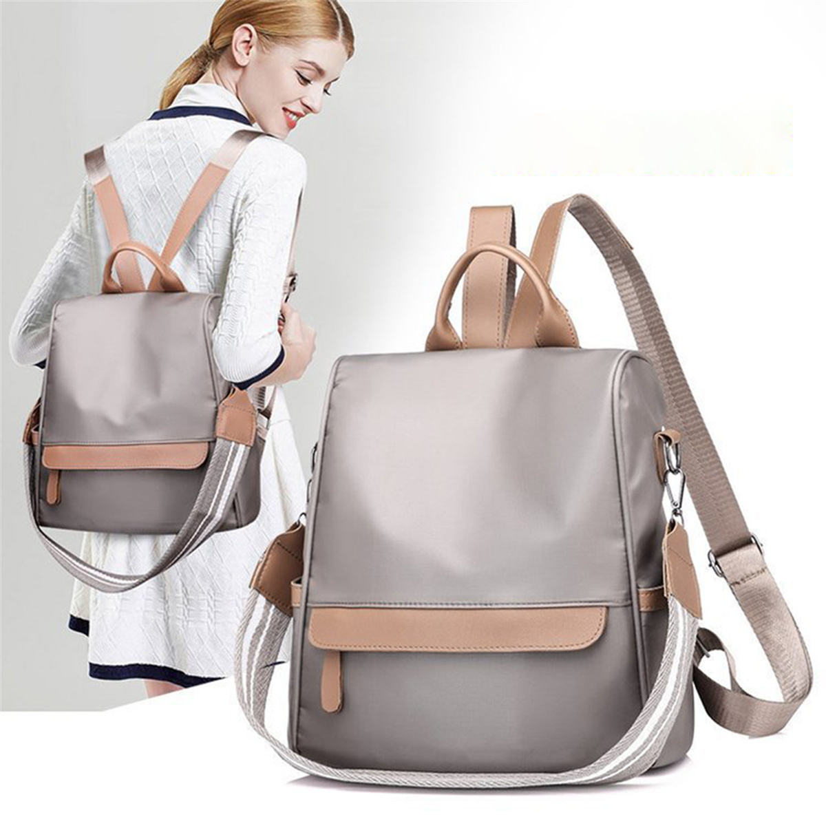 Frau mit grauem und braunem Rucksack. Ein weiterer Rucksack steht neben ihr. Weißer Hintergrund.
