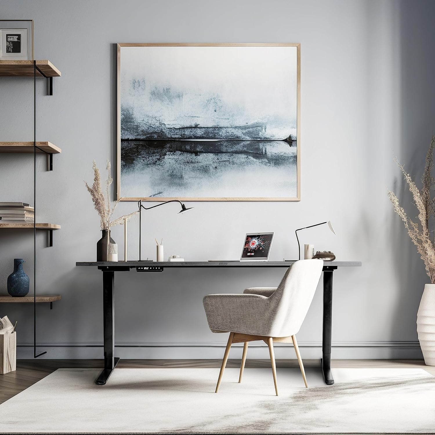 Moderne Büroeinrichtung mit Schreibtisch, Kunst und Deko. Ein Laptop steht auf dem Schreibtisch, weiße Wand und Boden.