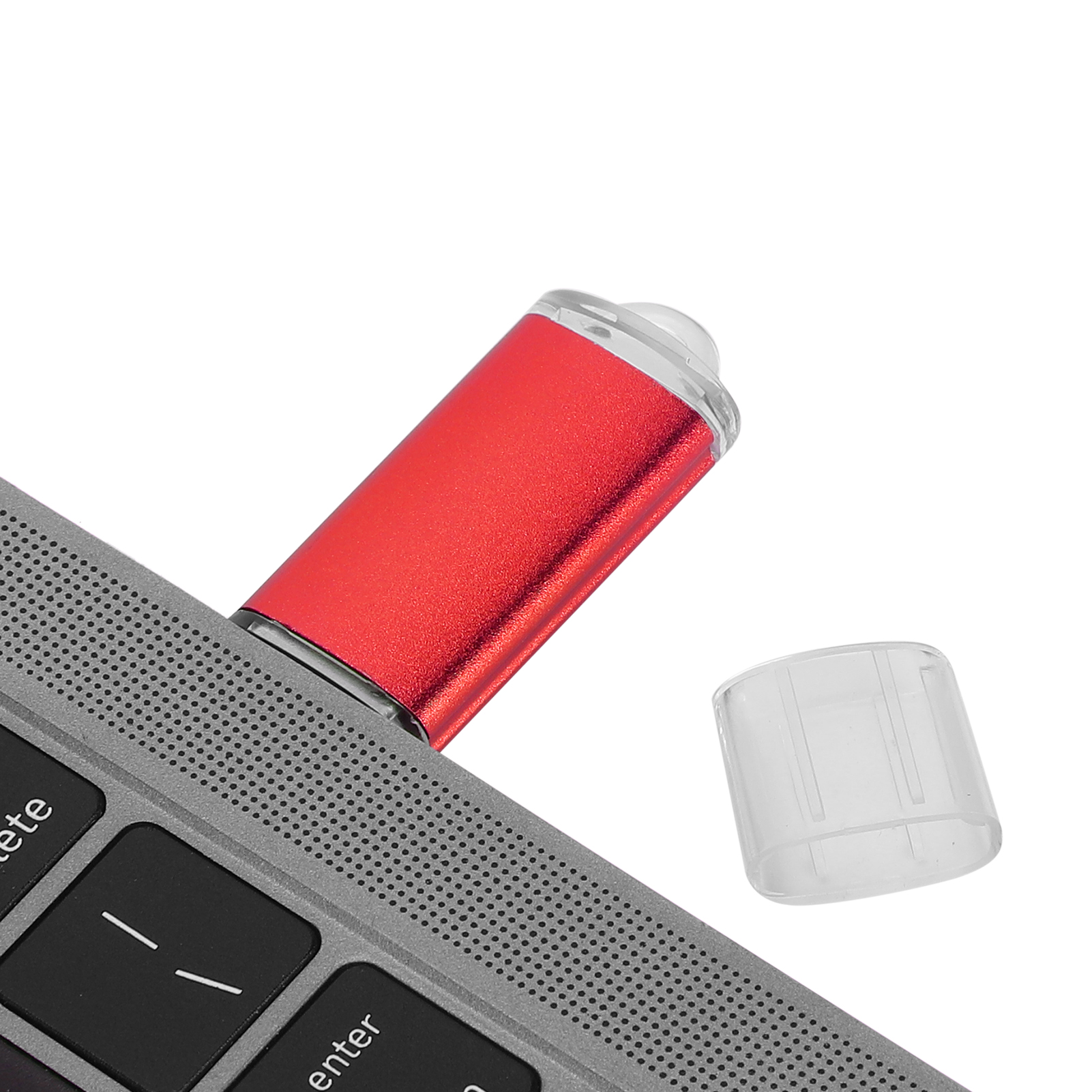 Roter USB-Stick, der an einen Laptop angeschlossen ist. Weißer Hintergrund.