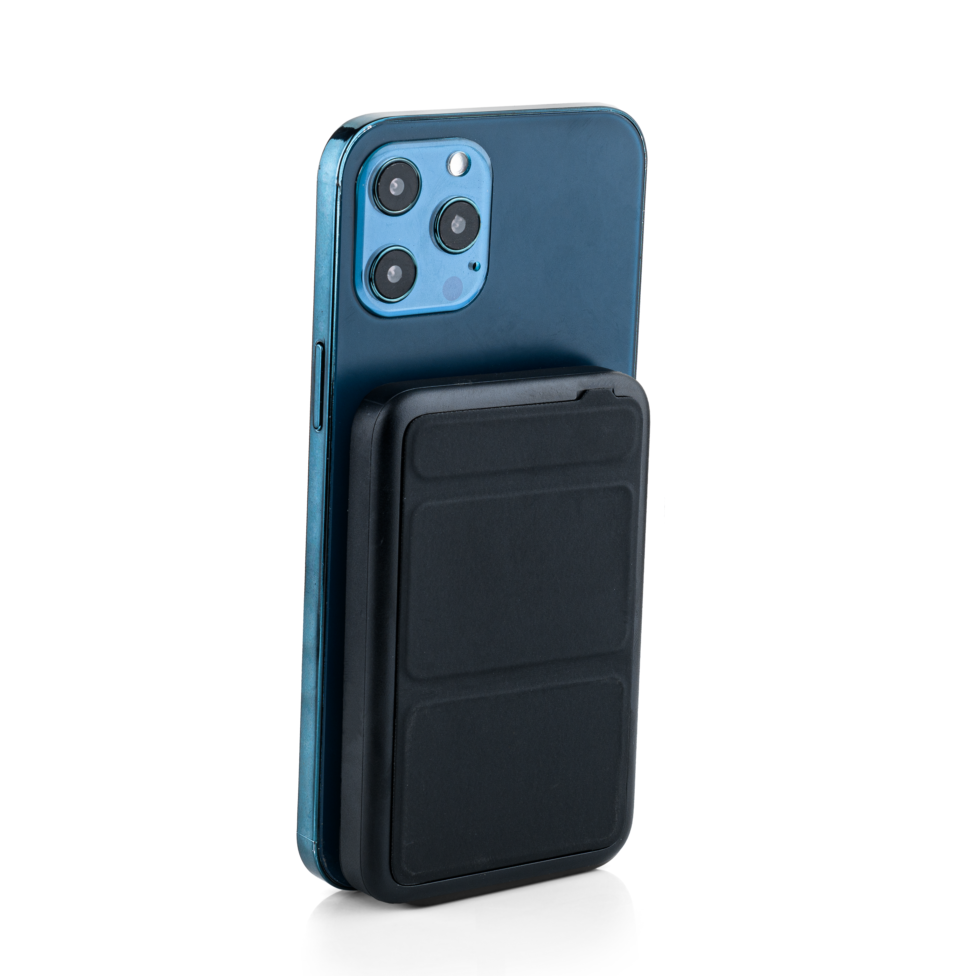Blauwe telefoon met een zwarte magnetische oplader. De telefoon staat op een witte achtergrond.