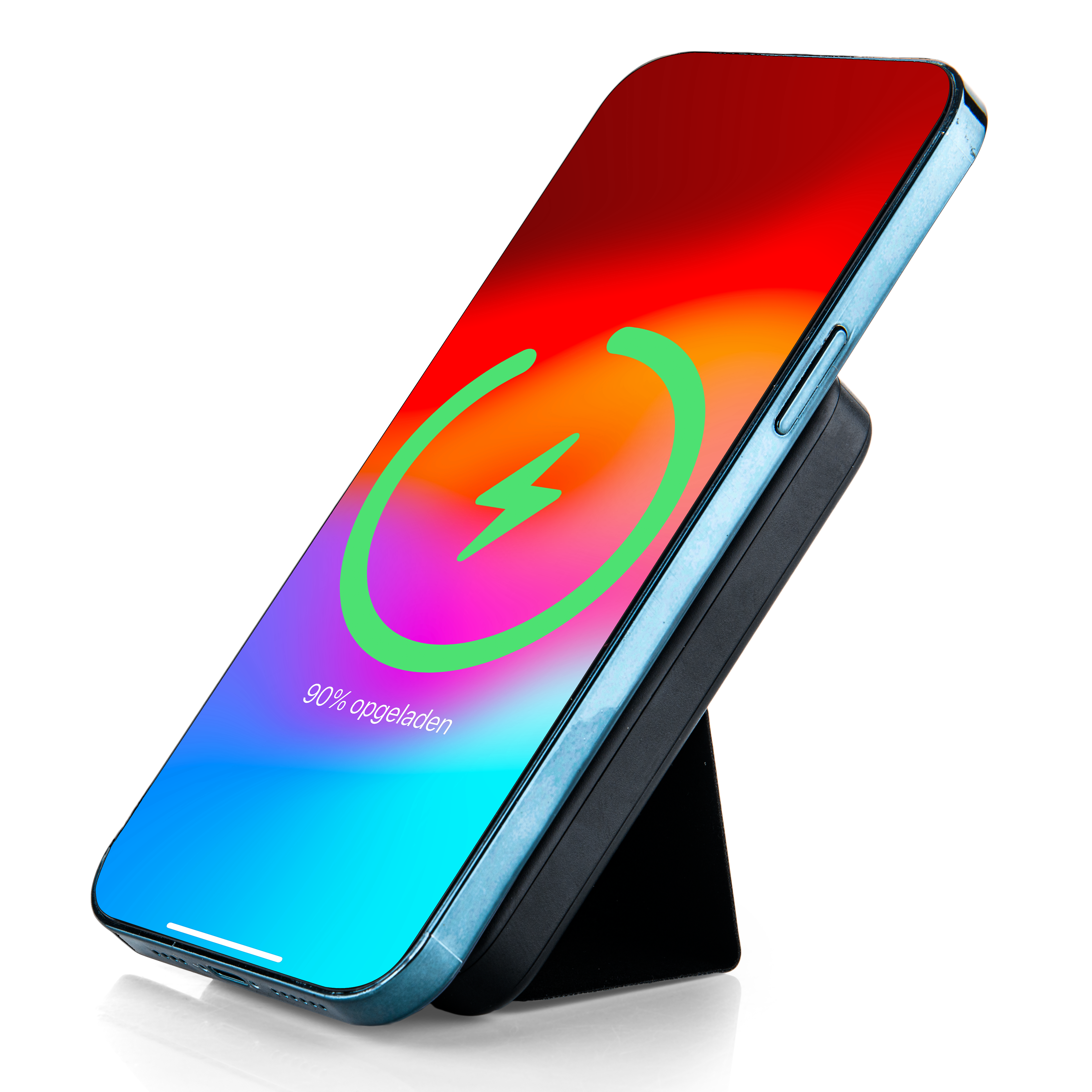 Een telefoon die oplaadt op een zwarte draadloze oplader. Het scherm is zichtbaar.