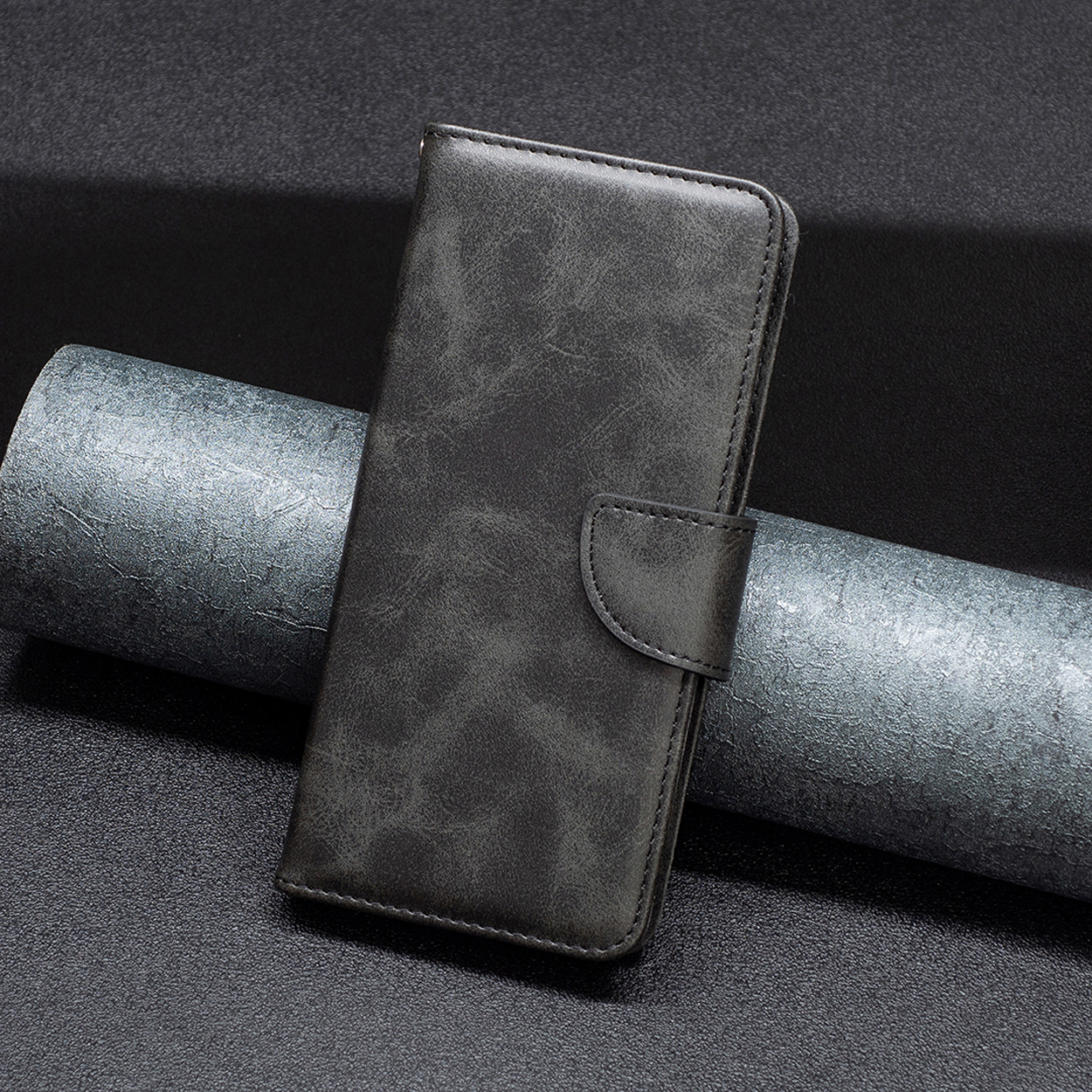 Donkergrijze leren telefoonhoes met een magnetische sluiting.