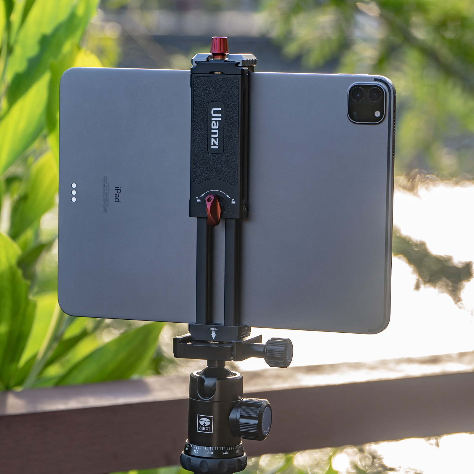 Tablet zamontowany na statywie. Widoczna jest marka Ulanzi.