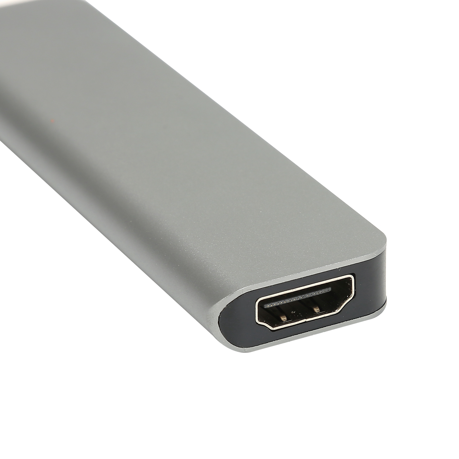 Silberner HDMI-Anschluss mit schwarzem Anschluss, aus der Nähe vor weißem Hintergrund betrachtet.
