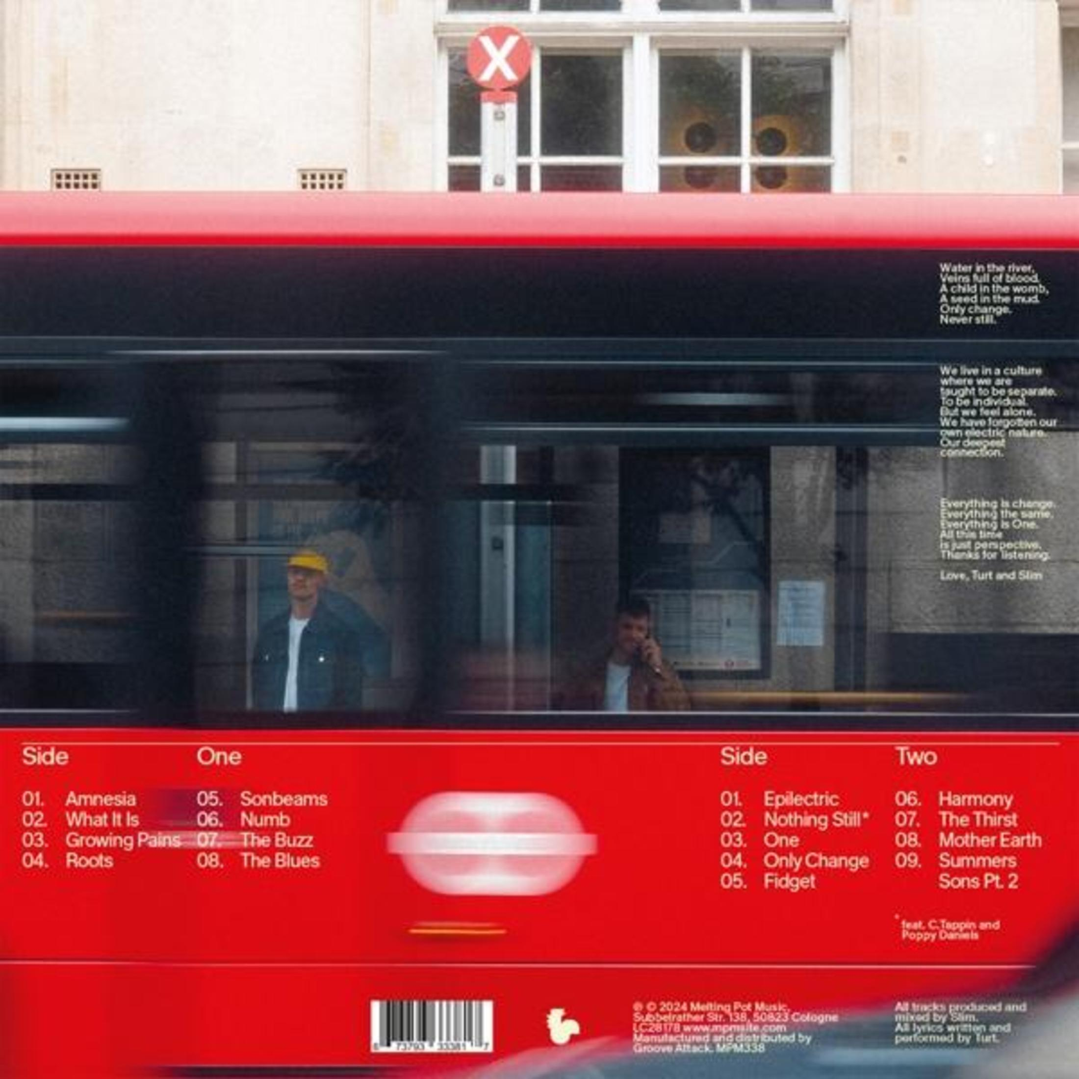 Bus rouge avec texte sur le côté, deux personnes à l'intérieur et texte à l'arrière.