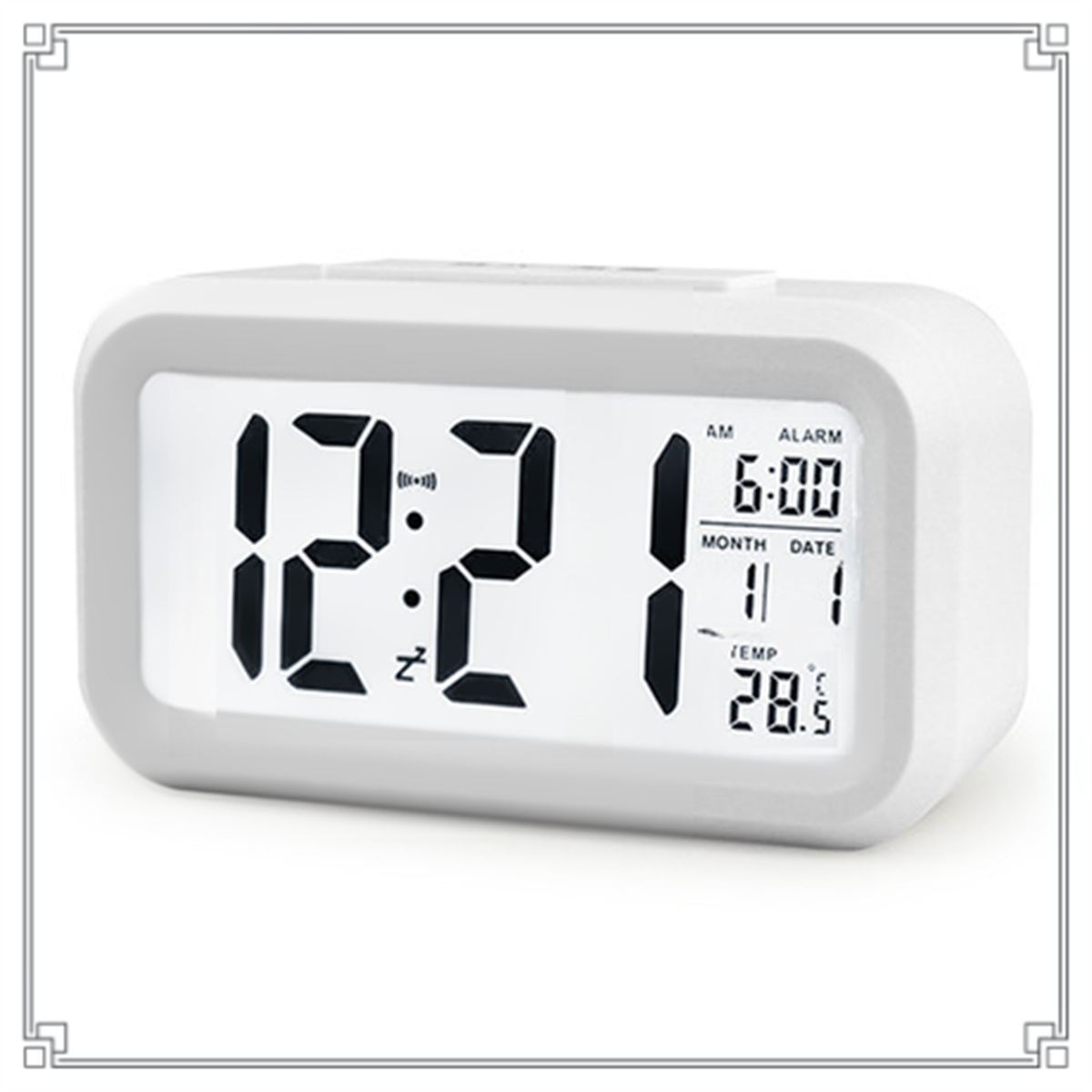 Ein weißer digitaler Wecker mit schwarzem Display. Er zeigt Uhrzeit, Datum und Temperatur an.