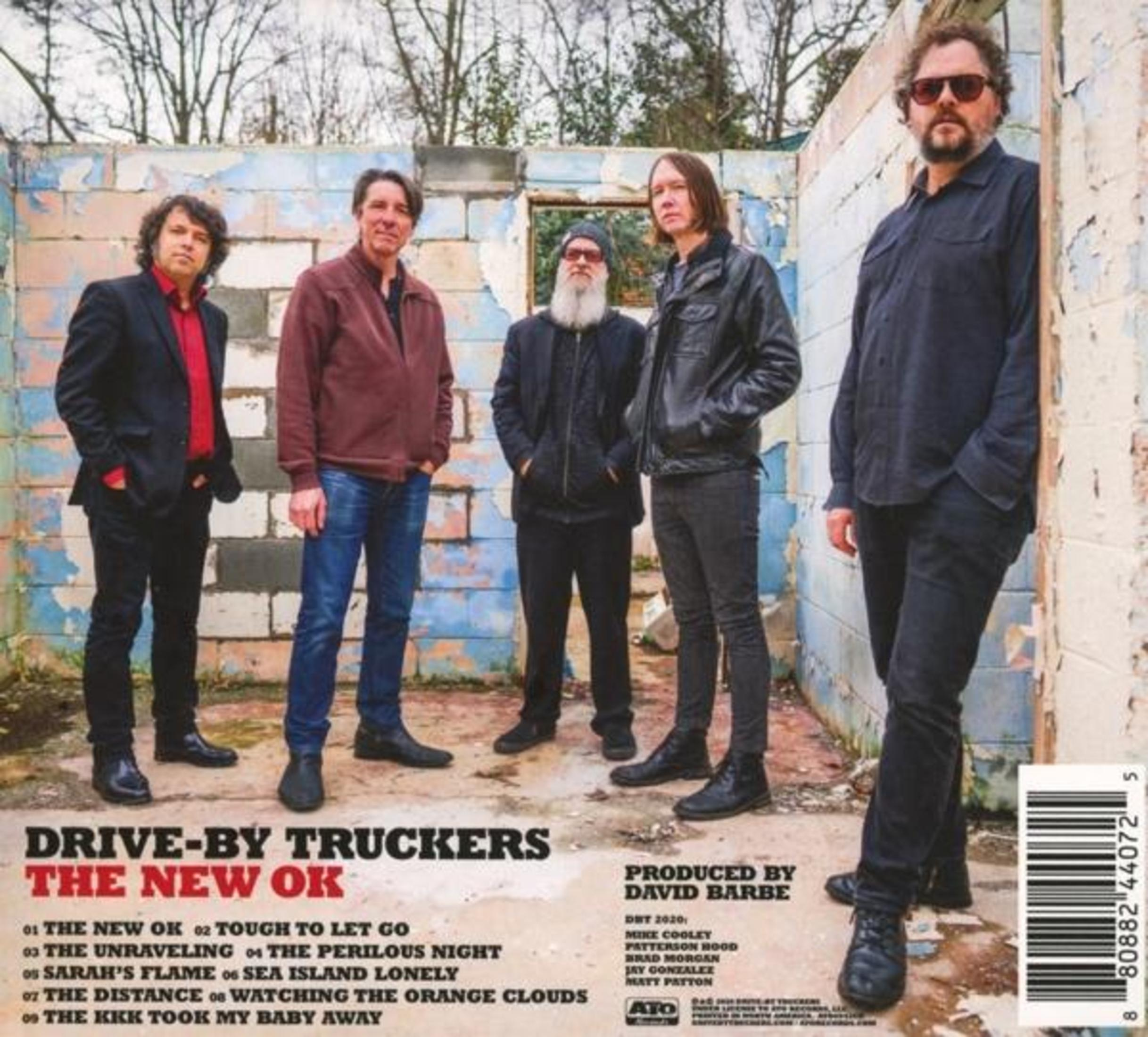 Albumhoes: 'Drive-By Truckers'. Vijf mannen staan voor een gebouw. Tekst in de linkerbenedenhoek.