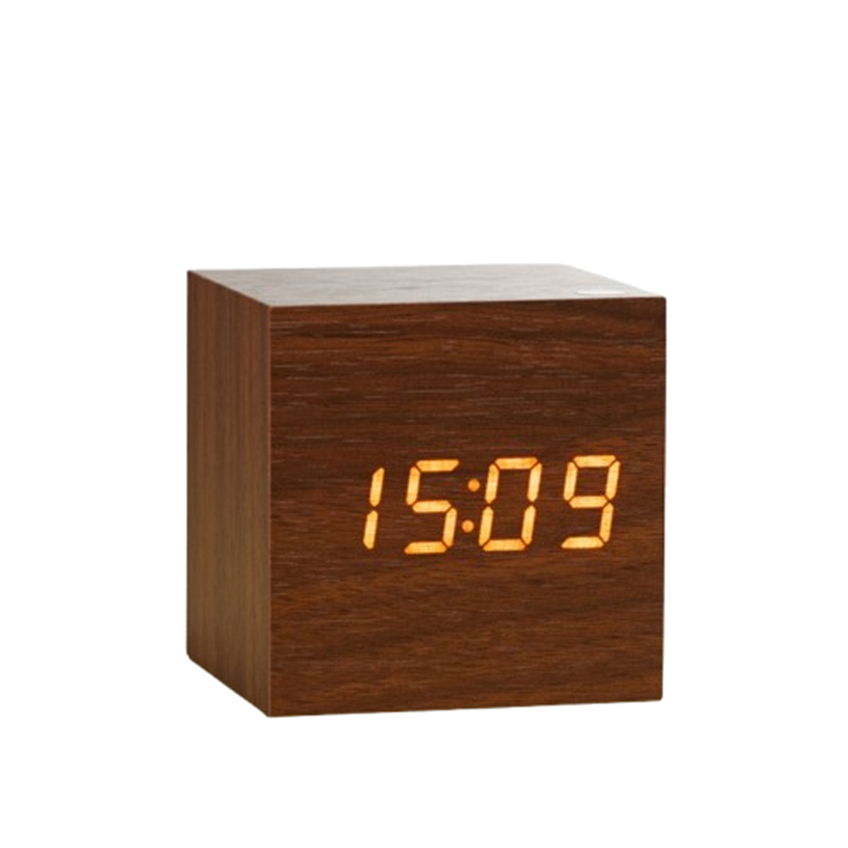 Holzwürfel-Uhr mit der Anzeige 15:09, auf weißem Hintergrund. Die Zahlen leuchten.