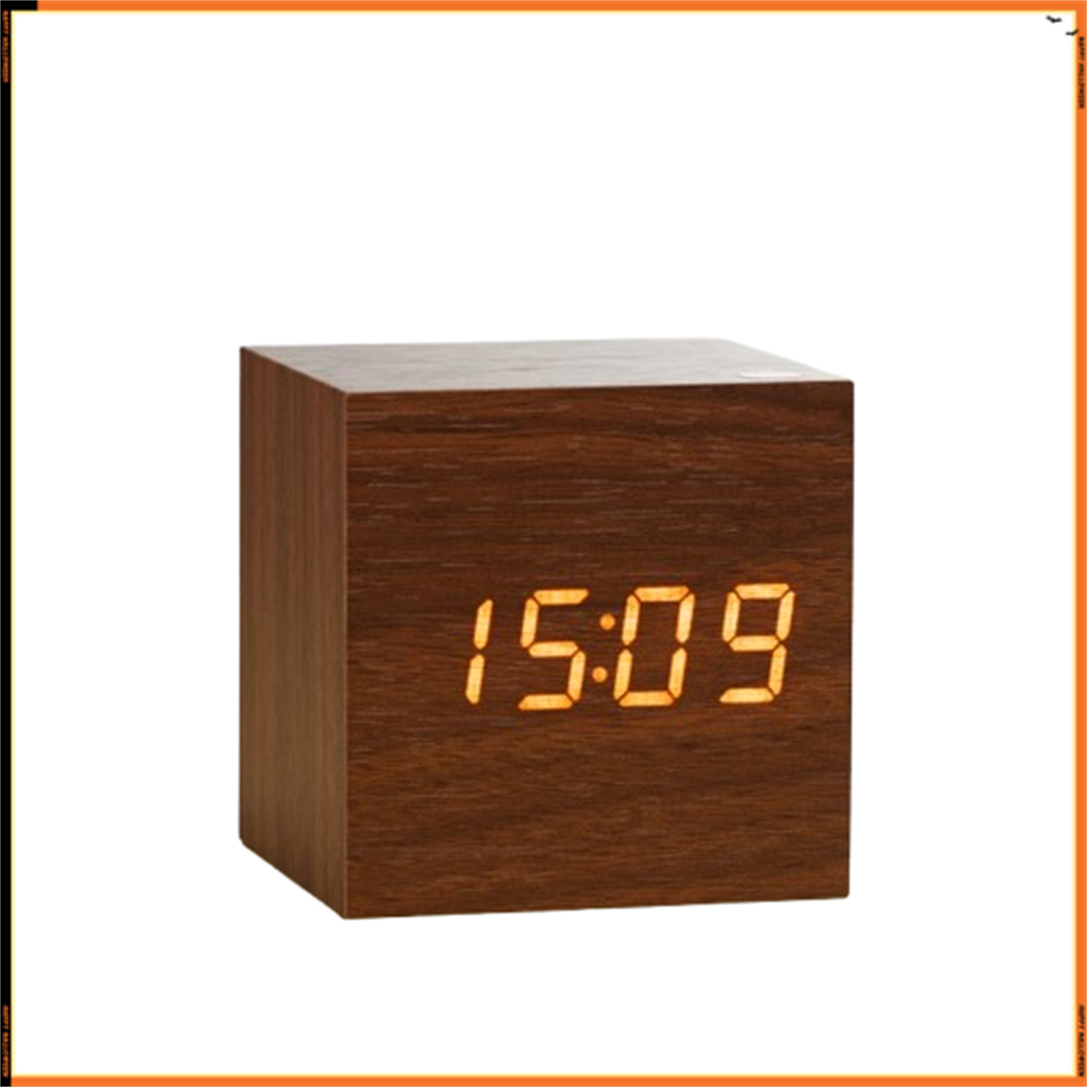 Eine Holzwürfeluhr zeigt 15:09 an. Die Uhr steht auf weißem Untergrund, mit weißem Hintergrund.