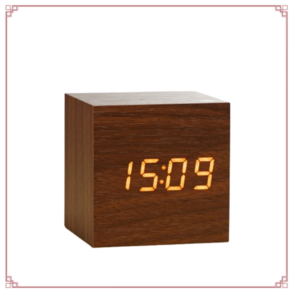 Digitaluhr in Würfelform aus Holz, zeigt 15:09 in orangen Ziffern.