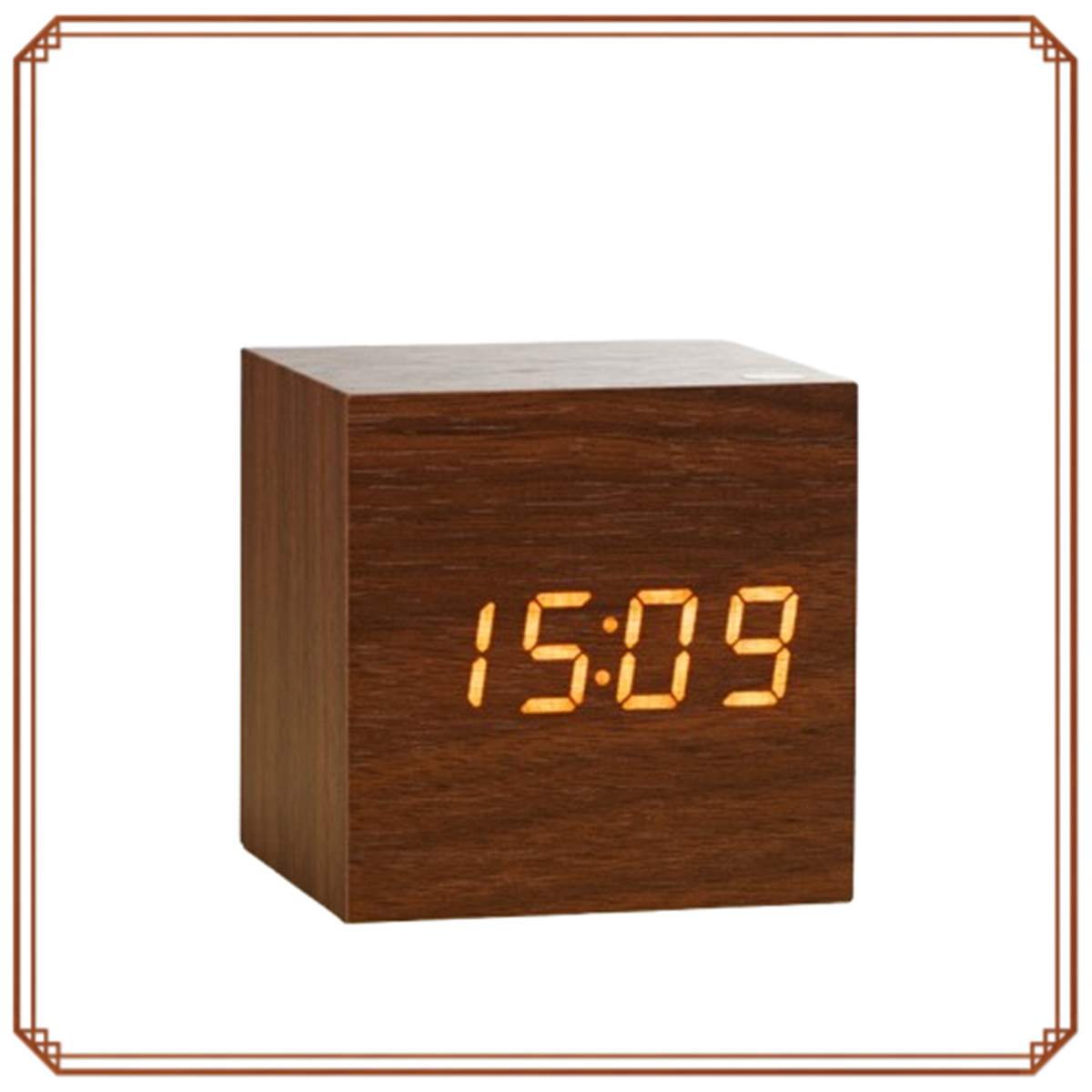 Holz-Würfeluhr mit orangefarbenen Ziffern 15:09. Der Hintergrund ist weiß.