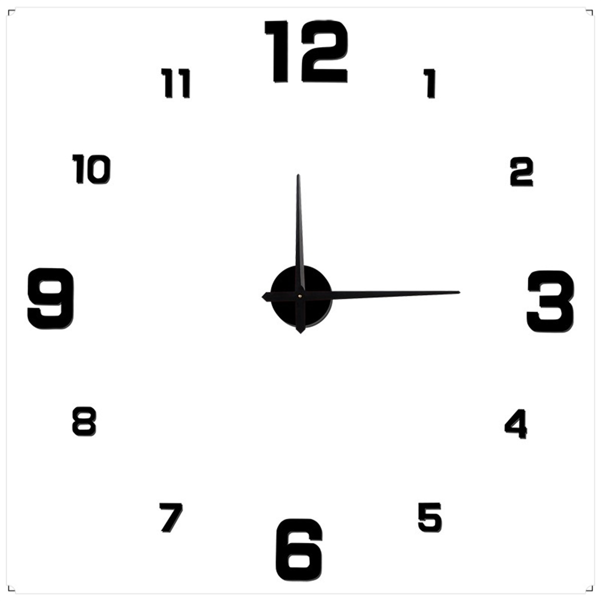Eine weiße Uhr mit schwarzen Ziffern und Zeigern. Die Uhrzeit ist ungefähr 2:16 Uhr.