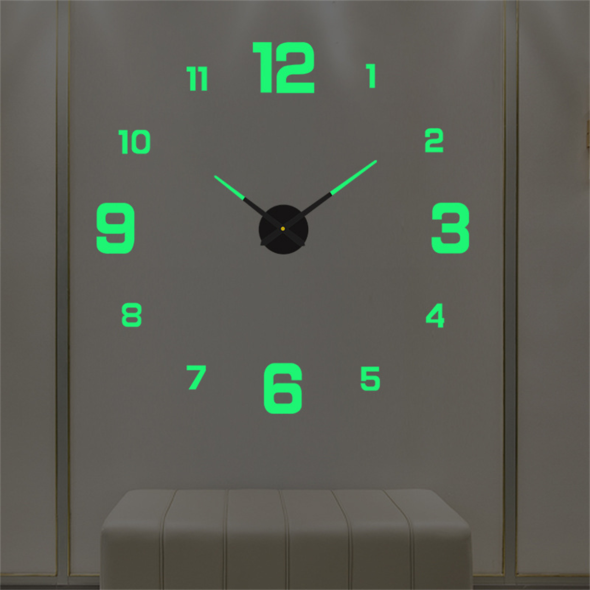 Eine große Uhr an einer Wand. Grüne Zahlen und Zeiger. Zahlen sind 1-12.