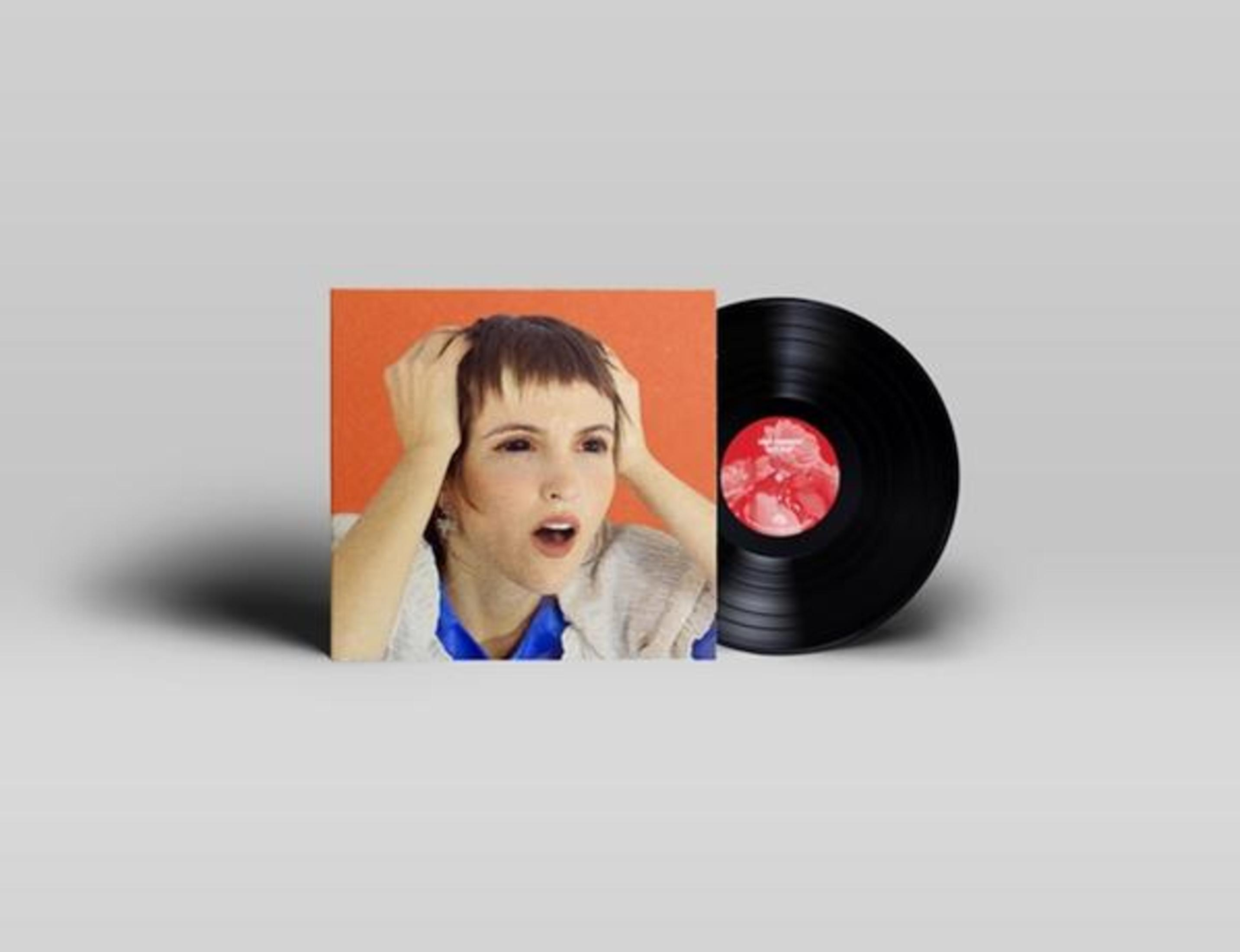 Copertina dell'album con una donna che si tiene la testa con le mani e un disco in vinile nero di lato.