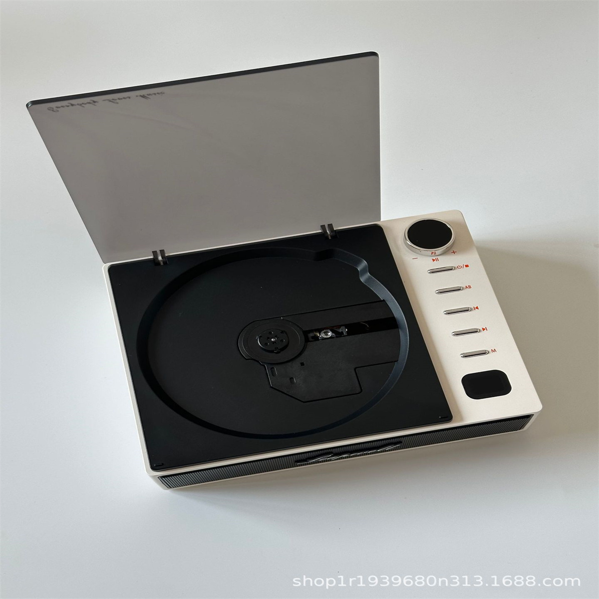 Ein weiß-schwarzer CD-Player im Retro-Stil mit offenem Deckel und Bedienfeld.