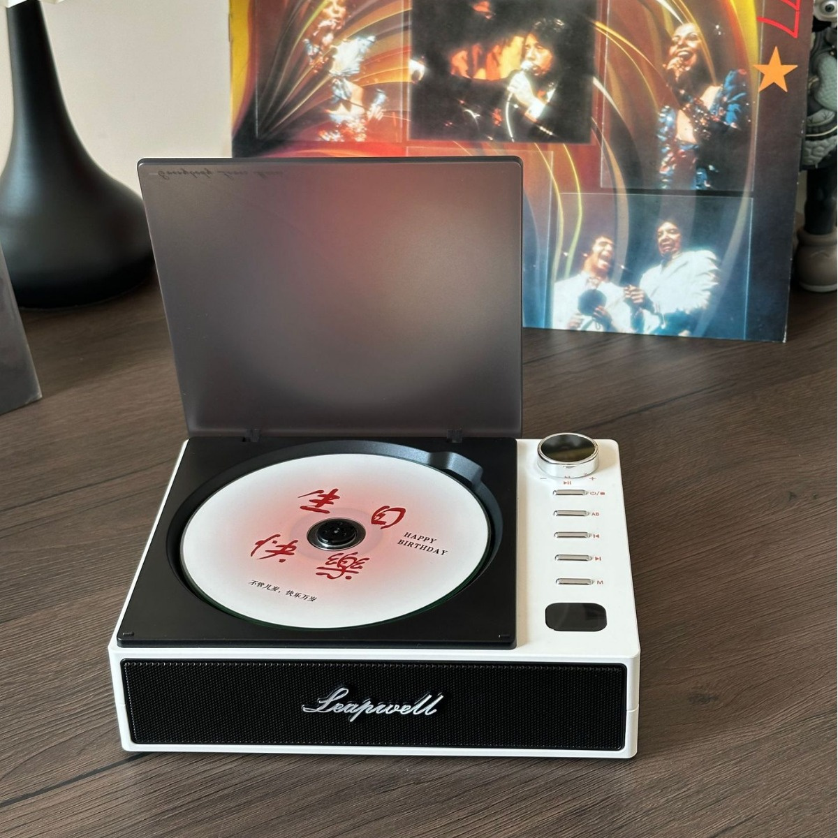Ein weiß-schwarzer CD-Player mit einer Geburtstag-CD und die Hülle zeigt eine Schallplatte.