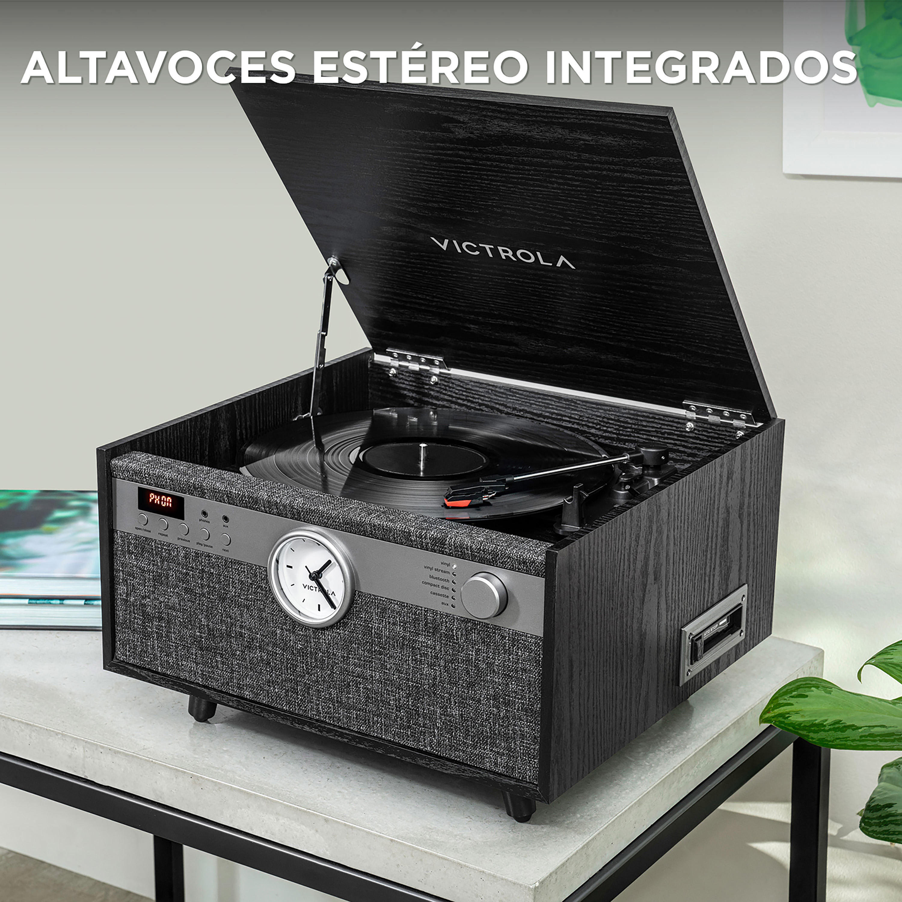 Un tocadiscos de madera con un altavoz gris, un disco en el tocadiscos y un panel de control.