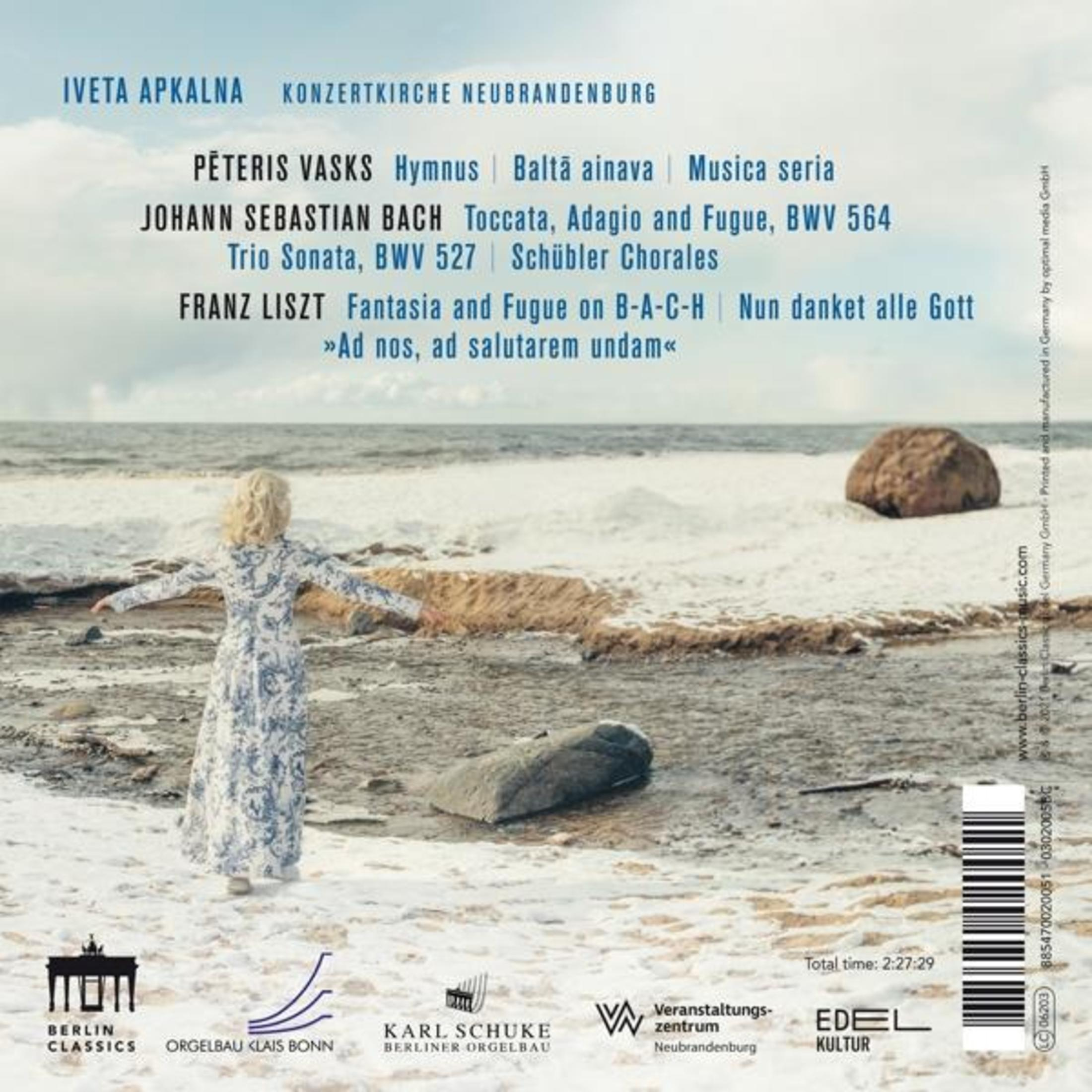De achterkant van een cd-hoes met tekst in meerdere talen, met een vrouw in een witte jurk op een strand.