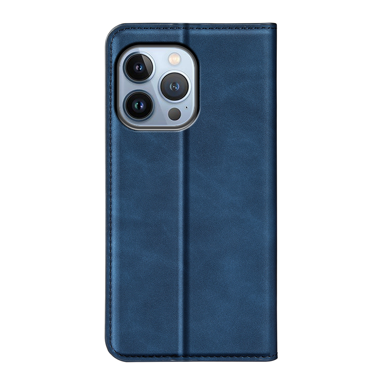 Blauwe leren telefoonhoes gesloten, op een witte achtergrond. De telefoon zit in de hoes.