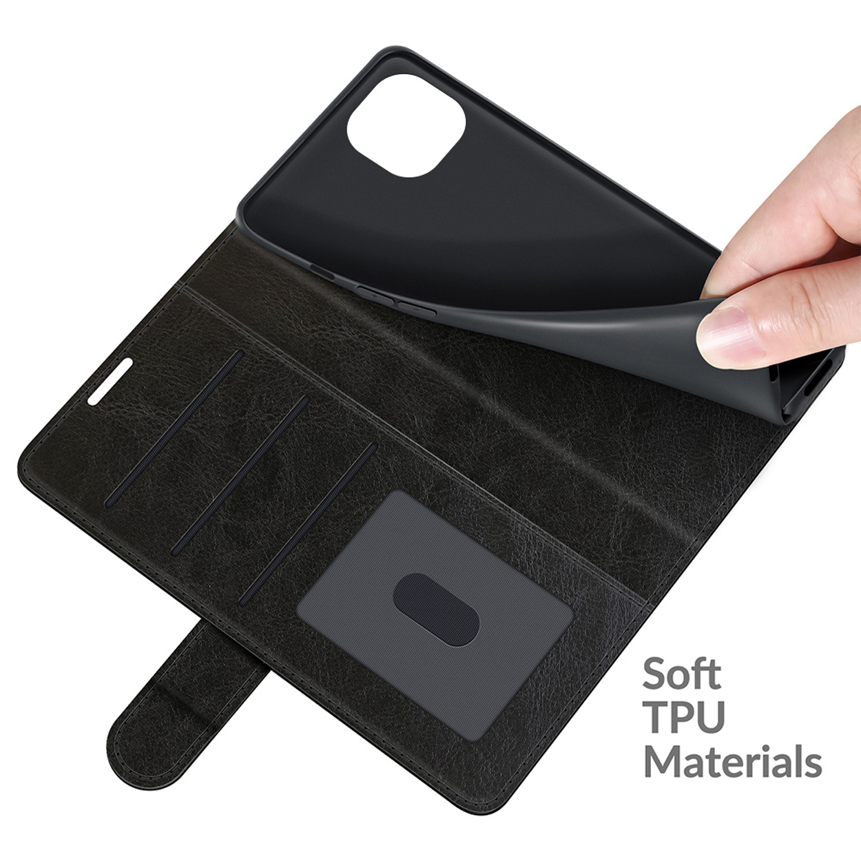 Hand houdt een zwarte telefoonhoes vast, onthult de binnenzak en de tekst 'Soft TPU Materials'.
