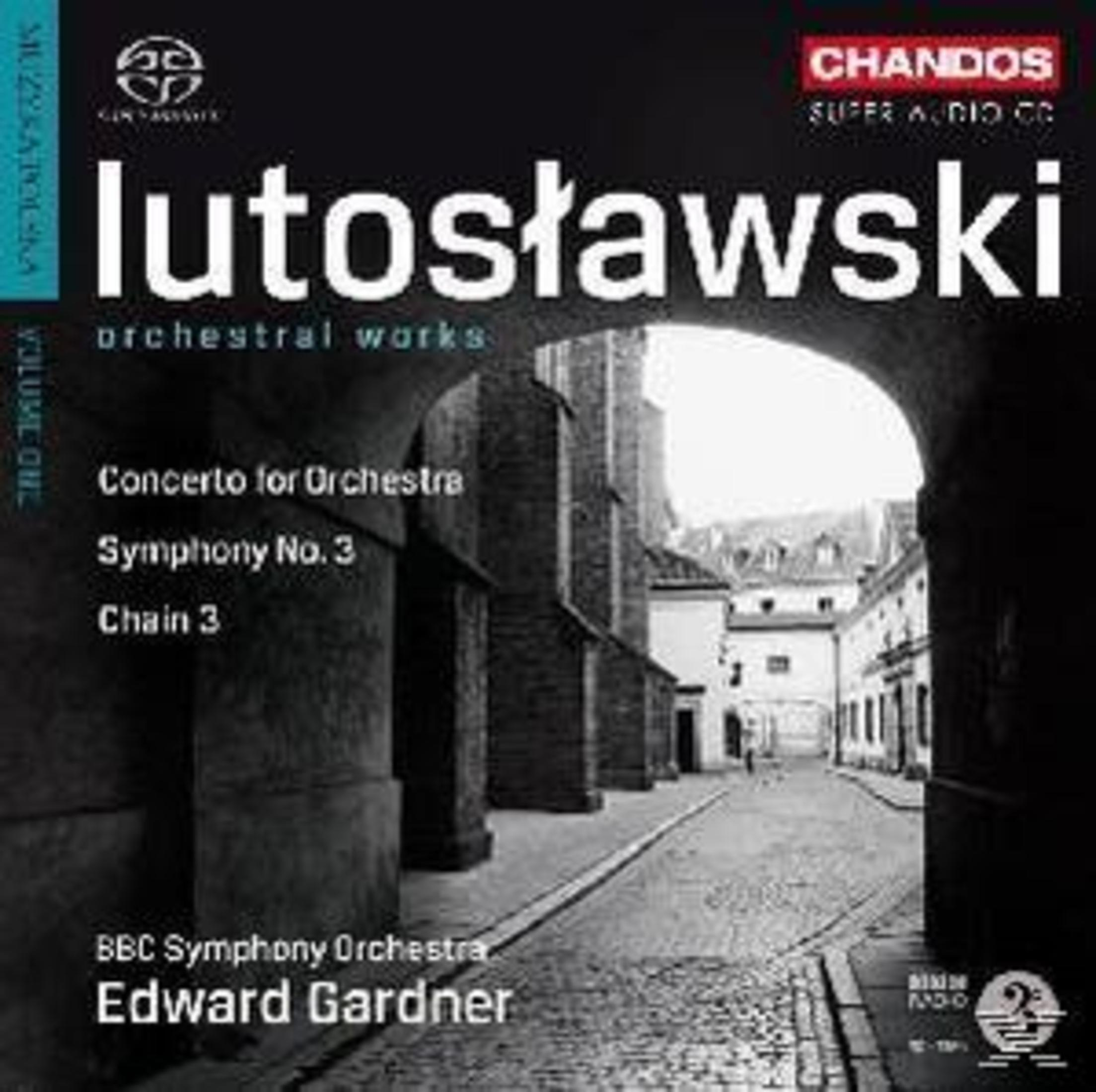 Een albumhoes met een boog en een straatbeeld. Titel: Lutosławski. Bevat tekst en een logo.