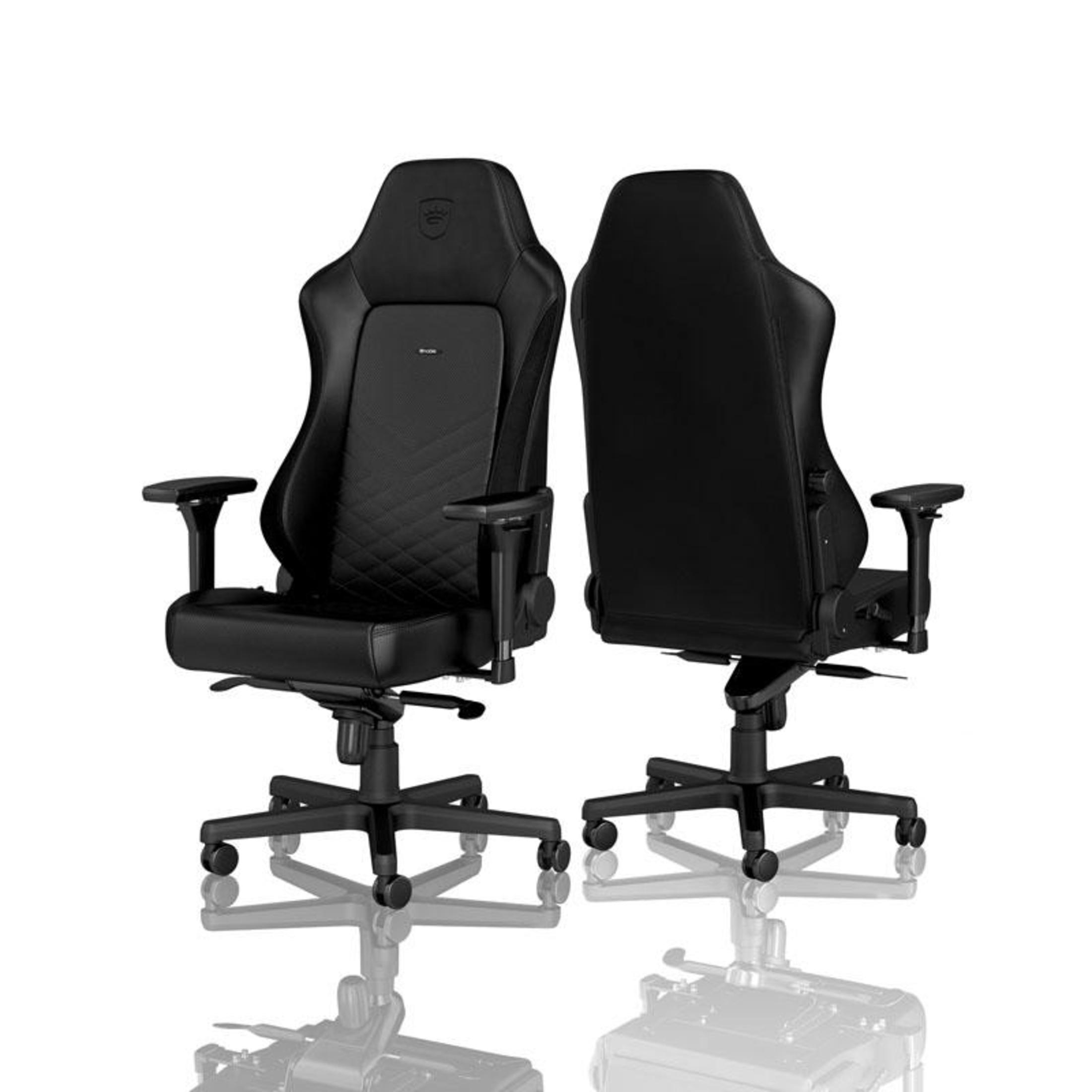 Schwarze Gaming-Stühle, Vorder- und Rückansicht. Die Stühle haben eine Kopfstütze, Armlehnen und Räder.