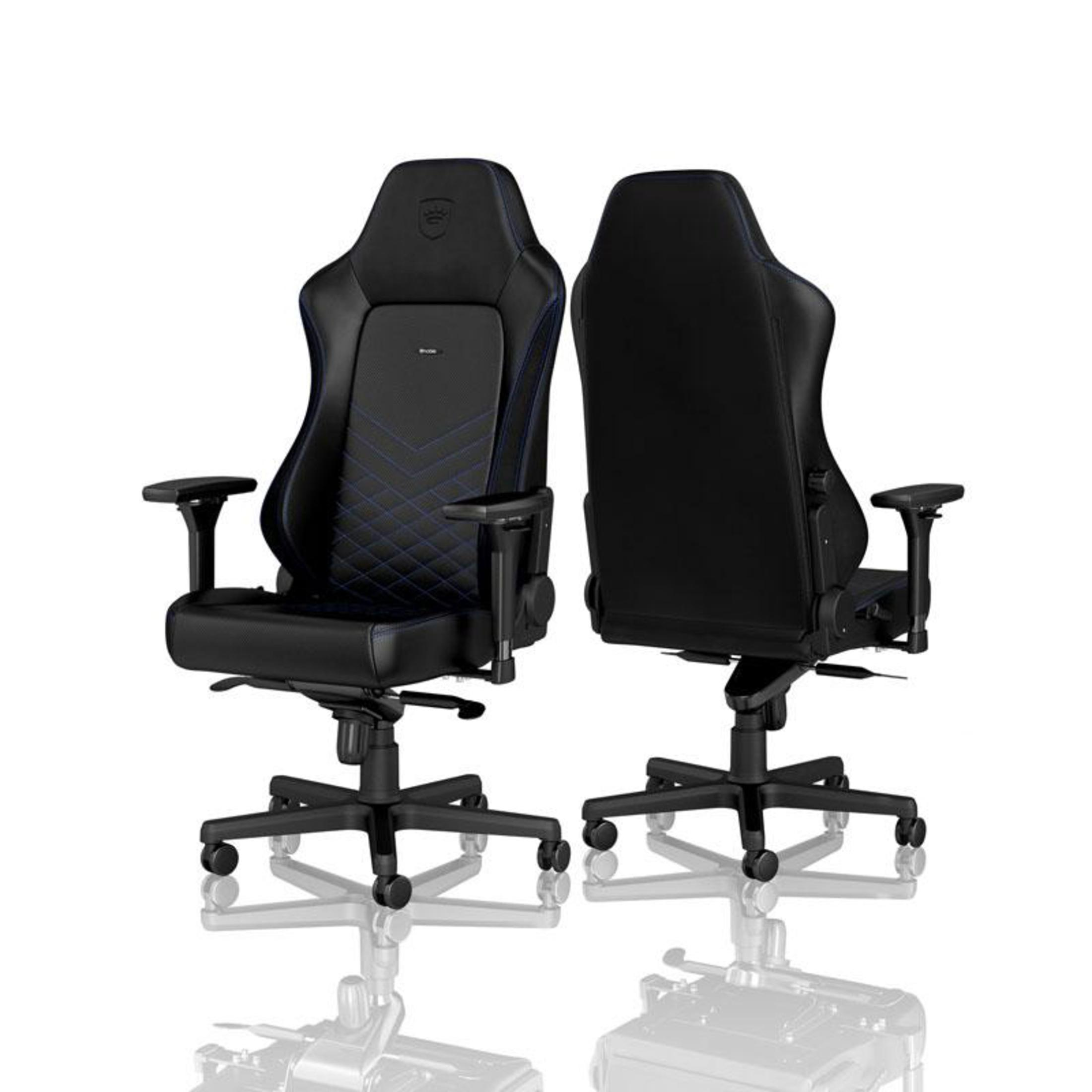 Zwei schwarze Gaming-Stühle, Vorder- und Rückansicht, mit blauen Nähten. Weißer Hintergrund.