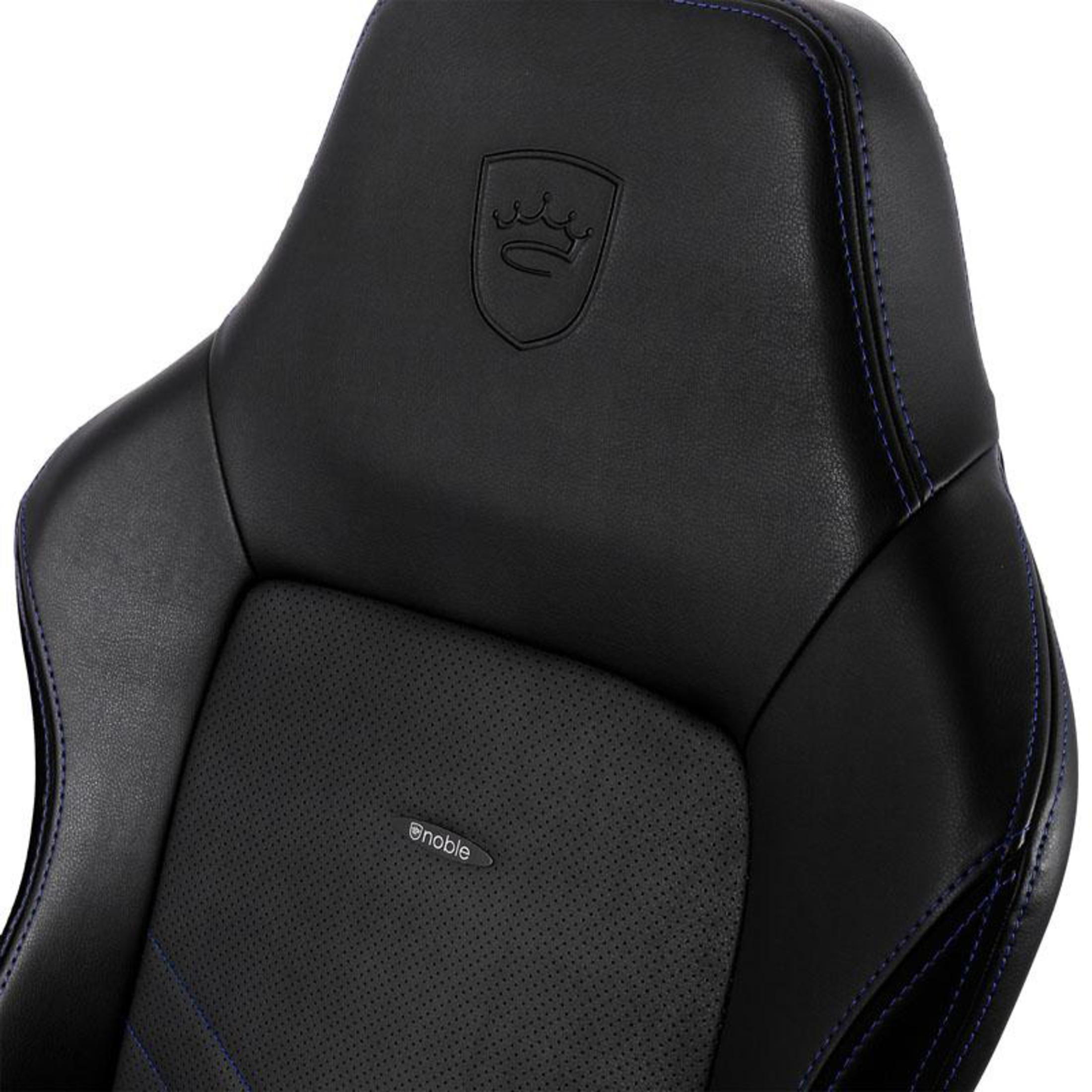 Schwarzer Gaming-Stuhl mit blauen Nähten und Logo. Nahaufnahme.
