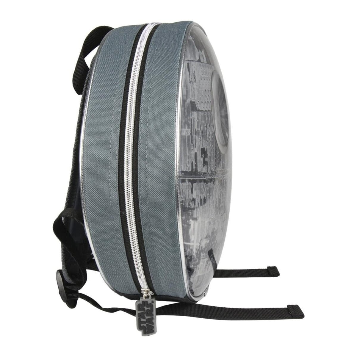 Vista lateral de una mochila de la Estrella de la Muerte. Gris y negro con ribete plateado. Correas y cremallera negras visibles.