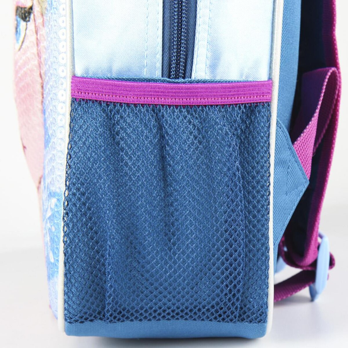 Primer plano de una mochila azul con un bolsillo lateral de malla. Ribete morado y una cremallera son visibles.