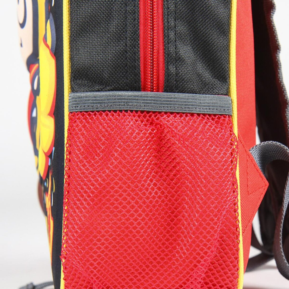 Primer plano del bolsillo lateral de una mochila de Harry Potter. Se ven la malla roja y el ribete amarillo.