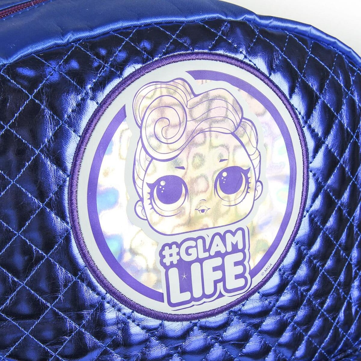 Primer plano del parche LOL Surprise en una mochila azul acolchada. Las palabras son "#GLAM LIFE".