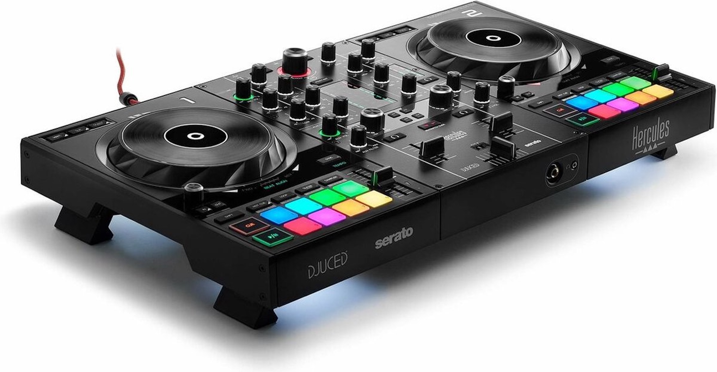 DJ-controller, zwart met meerdere knoppen, knoppen en twee draaitafels, met kleurrijke pads.